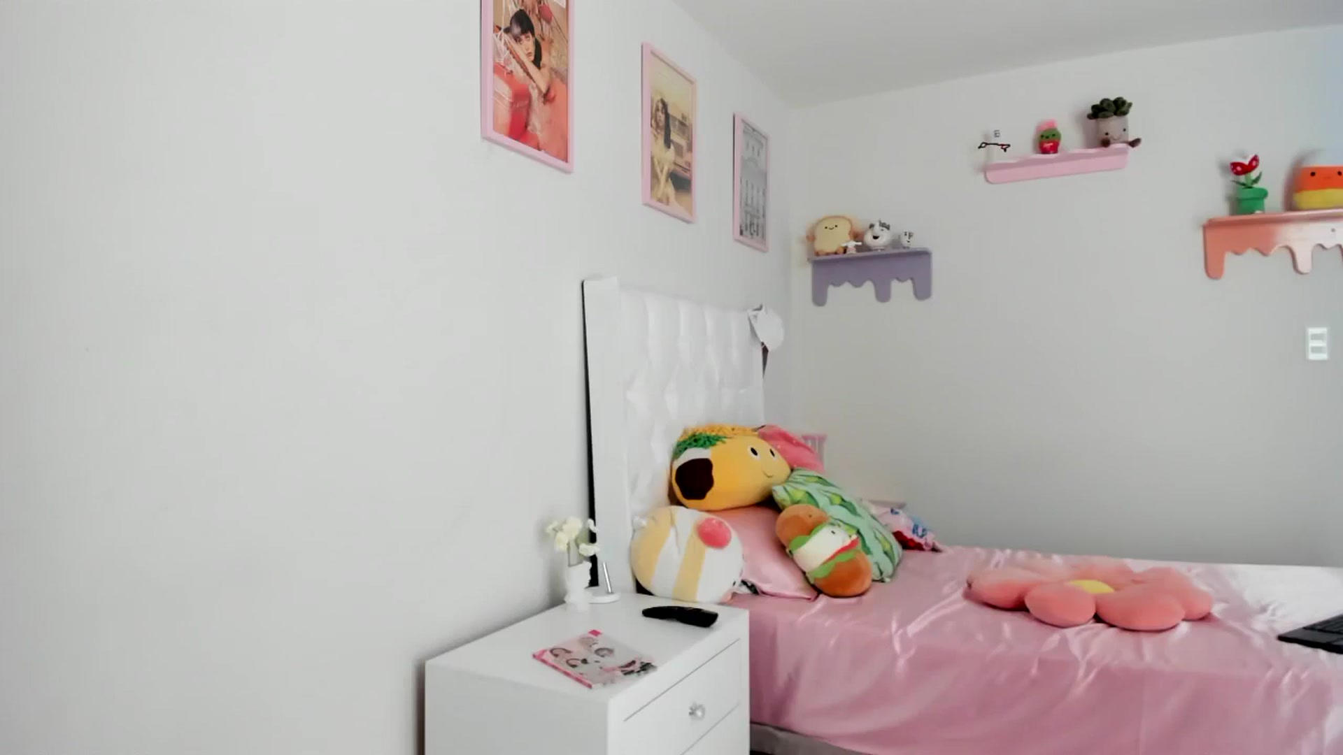 Gallery image thumbnail from Cherrycute666's myfreecams stream on, 08/10/2023, 23:05 image 11 of 20
