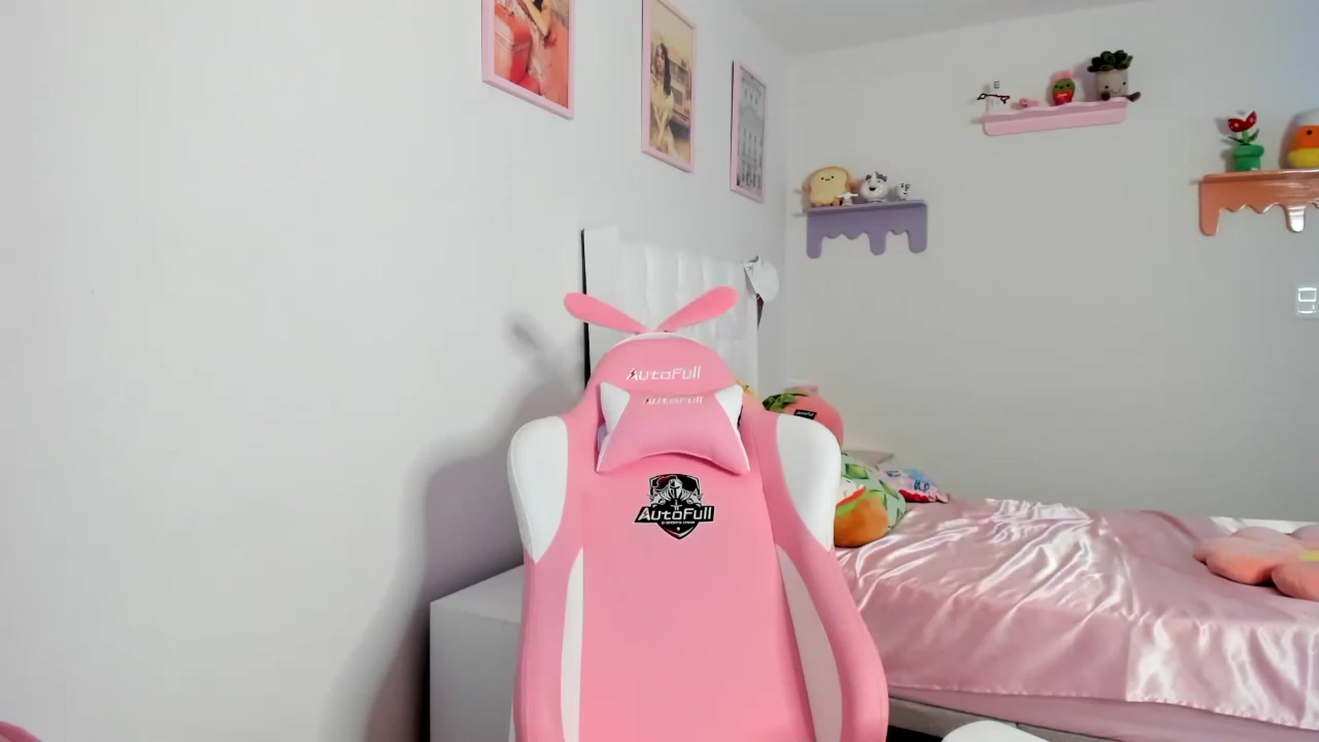 Gallery image thumbnail from Cherrycute666's myfreecams stream on, 08/12/2023, 01:14 image 8 of 20