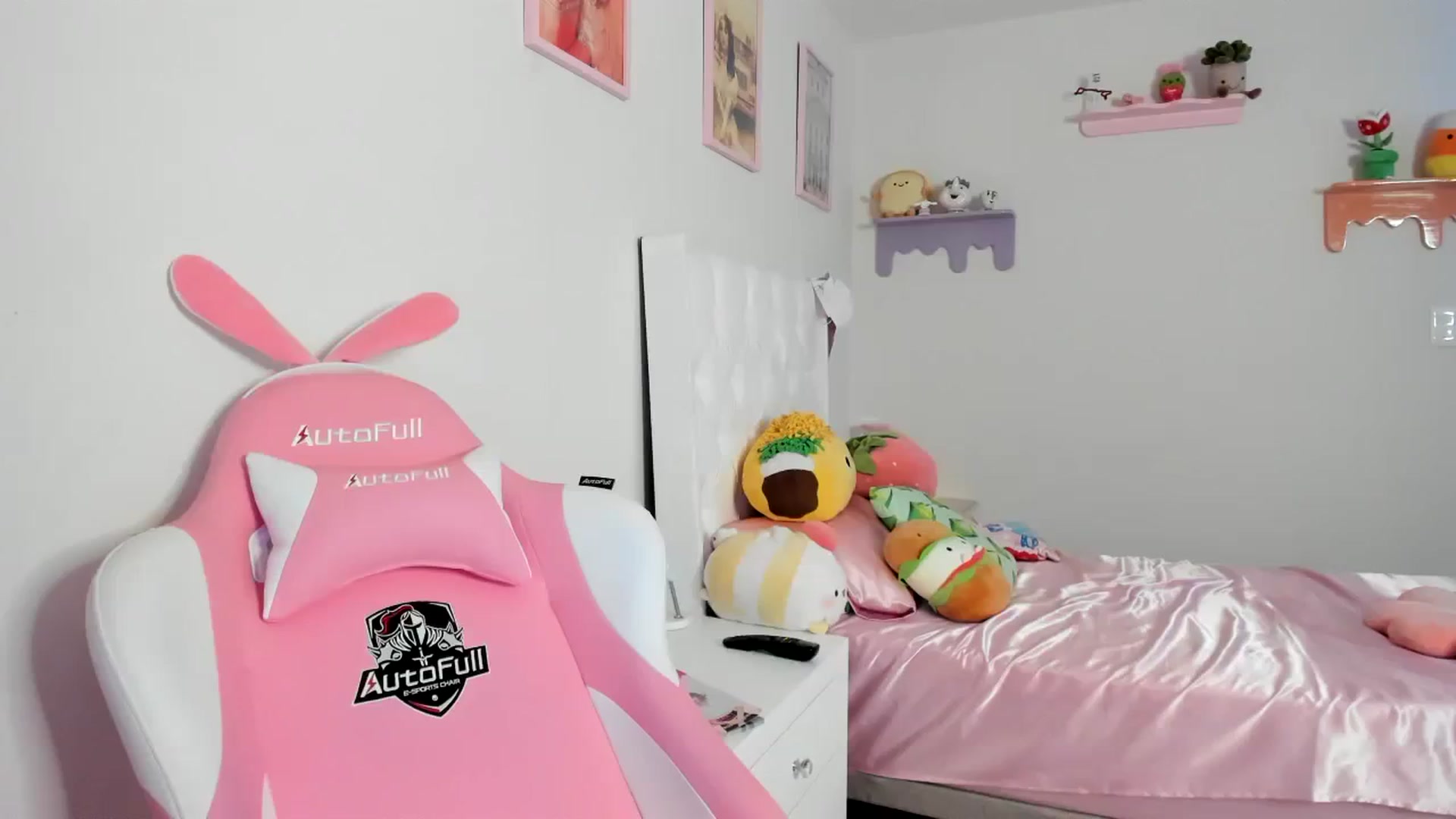 Gallery image thumbnail from Cherrycute666's myfreecams stream on, 08/12/2023, 01:14 image 17 of 20