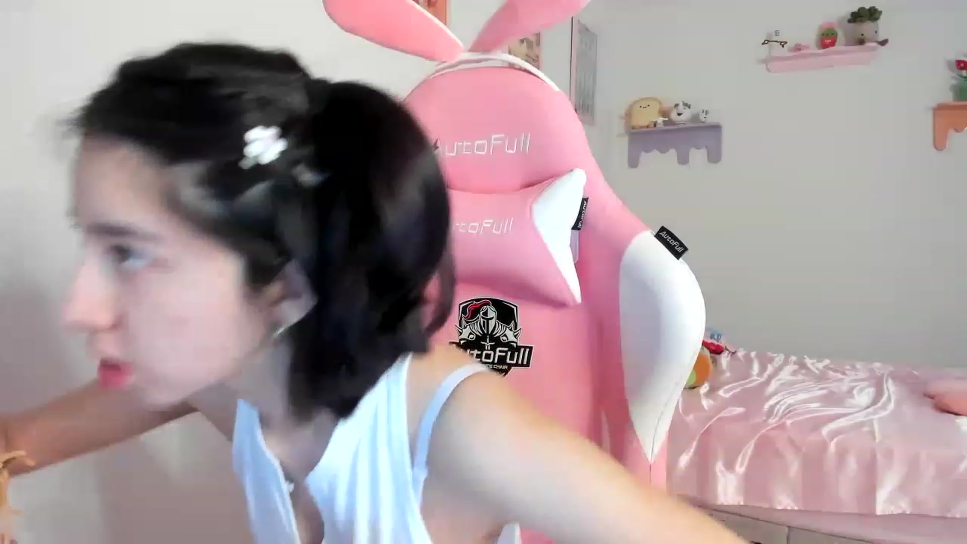 Gallery image thumbnail from Cherrycute666's myfreecams stream on, 08/13/2023, 24:04 image 4 of 20
