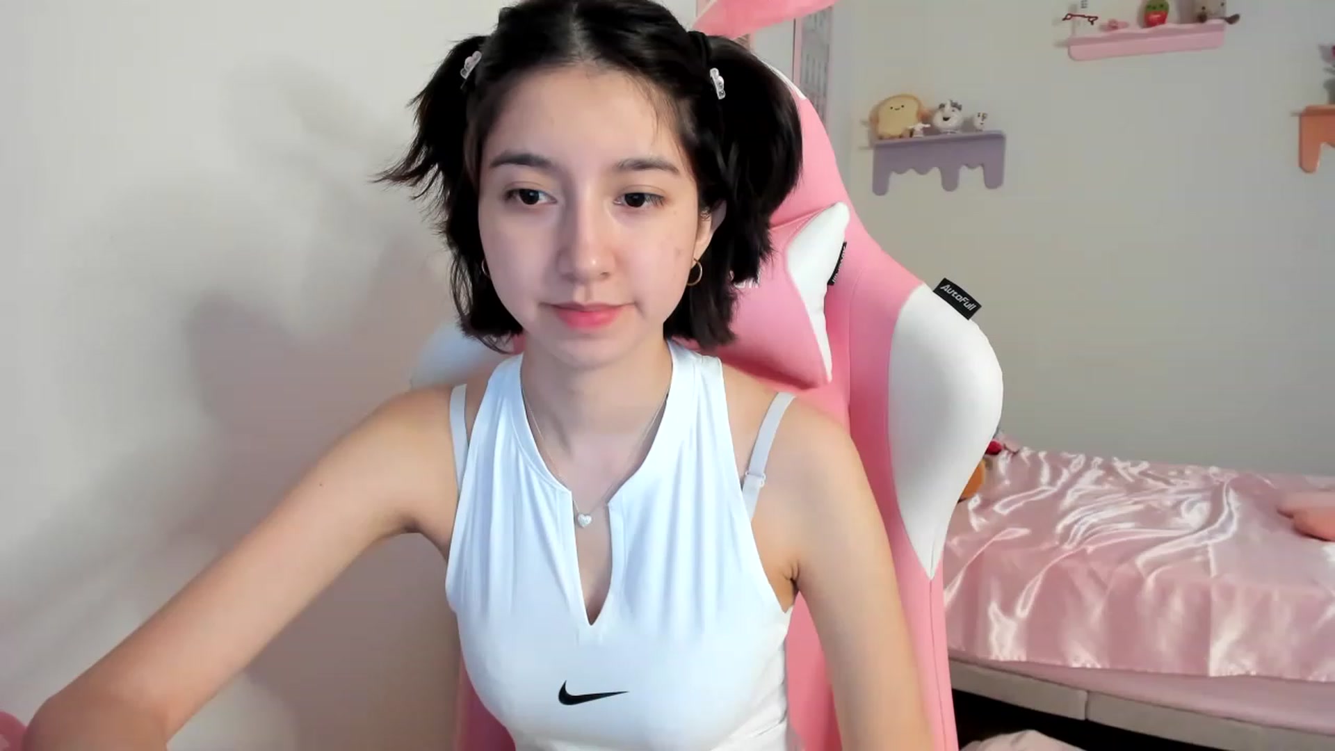 Gallery image thumbnail from Cherrycute666's myfreecams stream on, 08/13/2023, 24:04 image 6 of 20