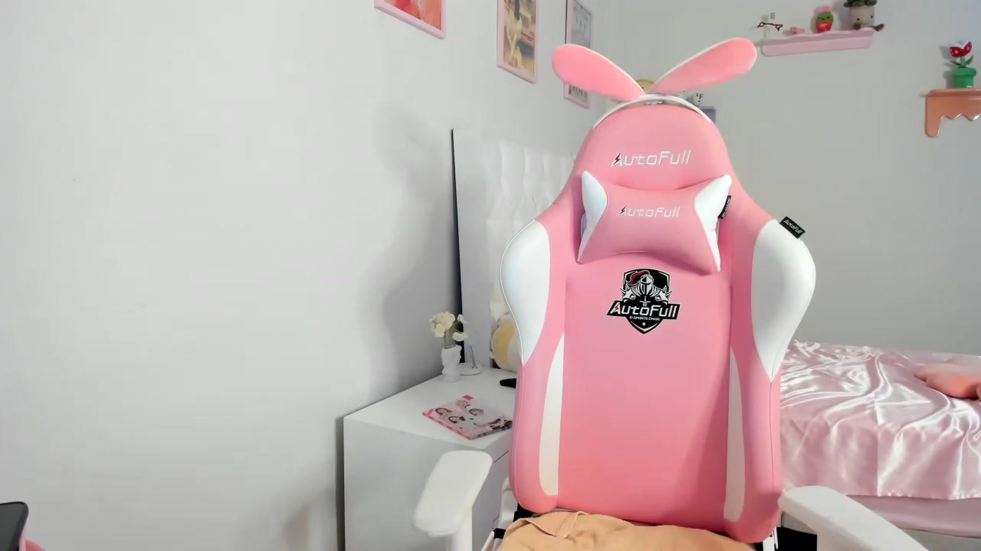Gallery image thumbnail from Cherrycute666's myfreecams stream on, 08/13/2023, 08:02 image 2 of 20