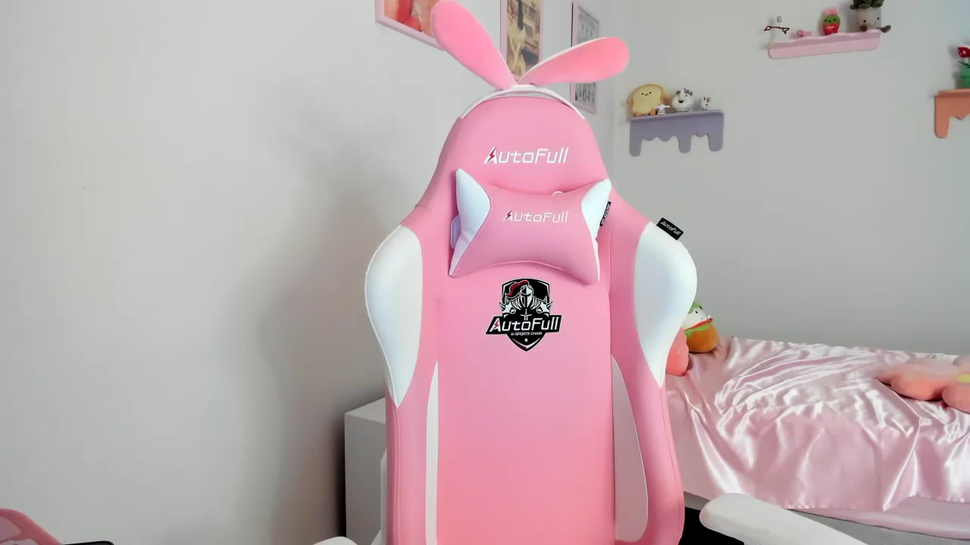 Gallery image thumbnail from Cherrycute666's myfreecams stream on, 08/14/2023, 24:05 image 7 of 20