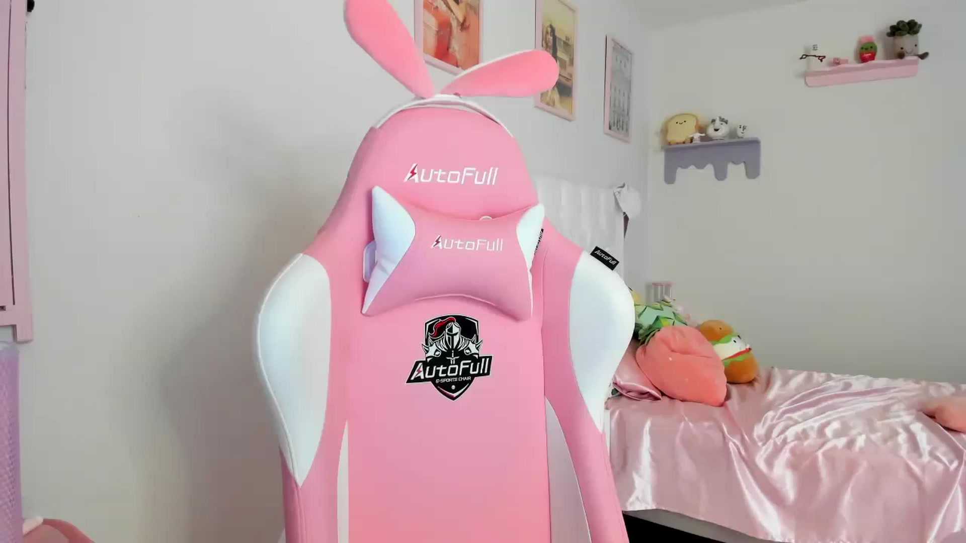 Gallery image thumbnail from Cherrycute666's myfreecams stream on, 08/14/2023, 24:05 image 17 of 20