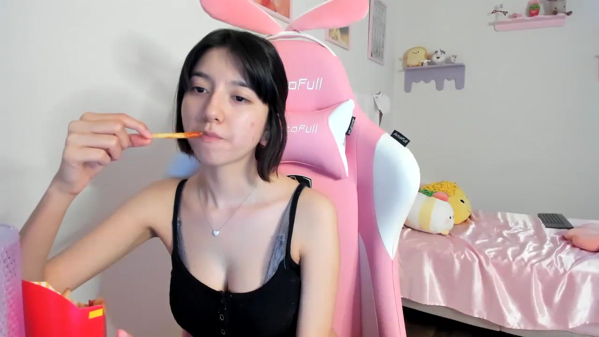 Gallery image thumbnail from Cherrycute666's myfreecams stream on, 08/14/2023, 03:37 image 16 of 20