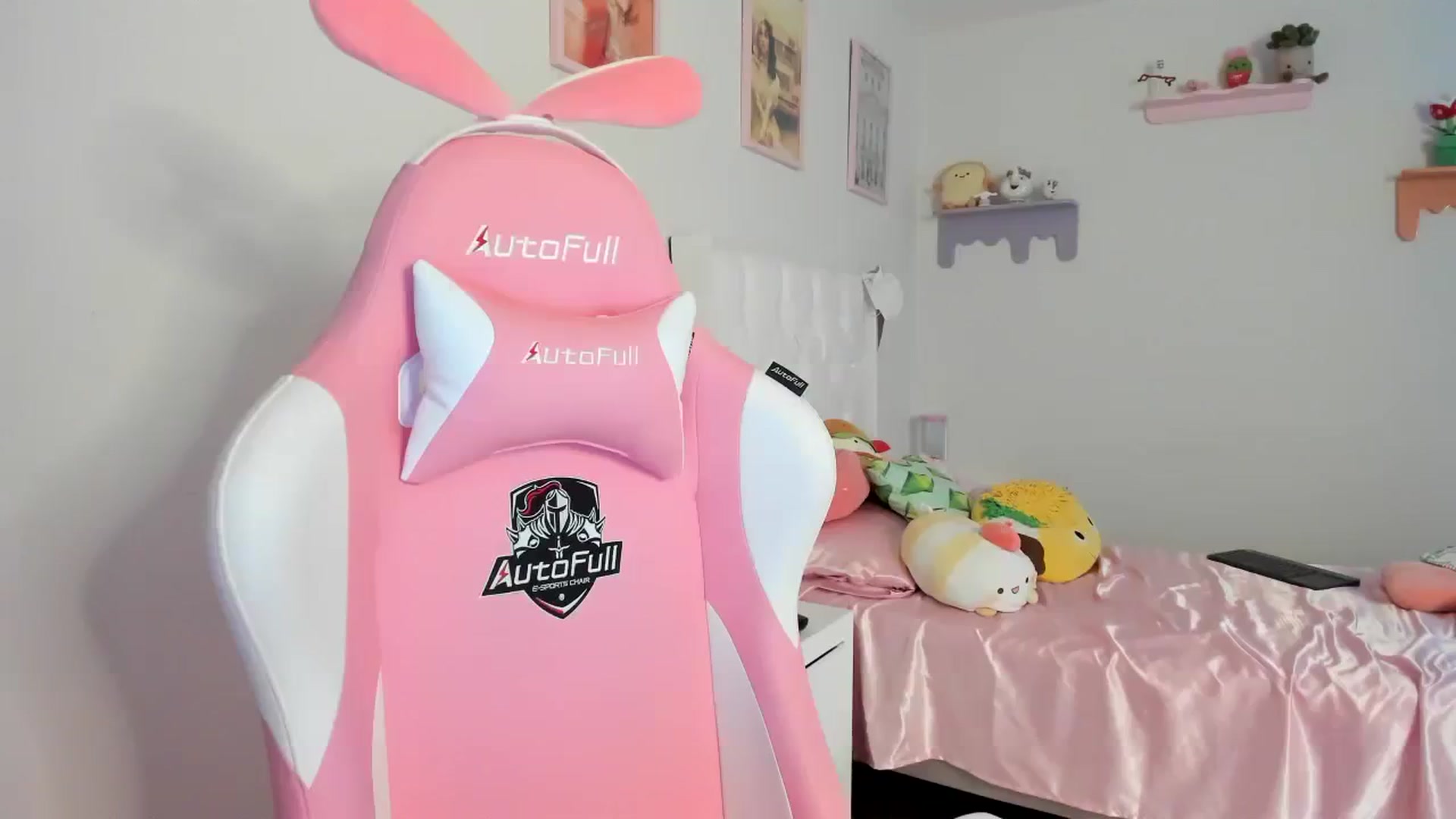 Gallery image thumbnail from Cherrycute666's myfreecams stream on, 08/14/2023, 21:10 image 7 of 20