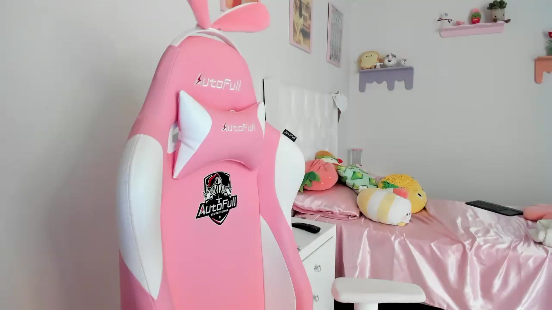 Gallery image thumbnail from Cherrycute666's myfreecams stream on, 08/15/2023, 19:57 image 17 of 20