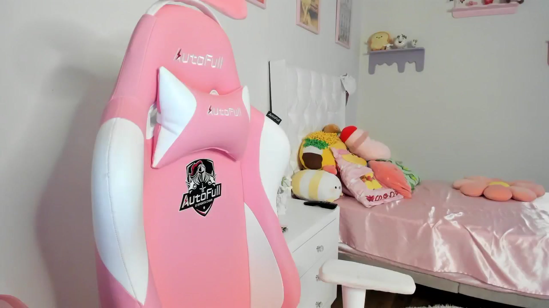 Gallery image thumbnail from Cherrycute666's myfreecams stream on, 08/16/2023, 06:51 image 2 of 20