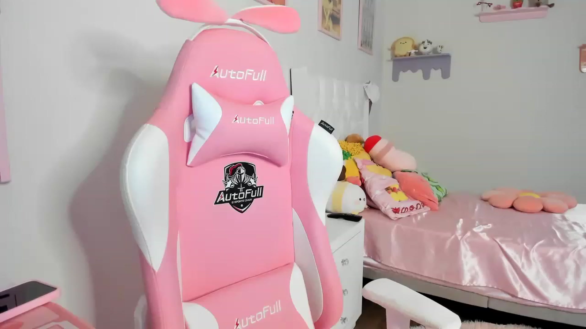 Gallery image thumbnail from Cherrycute666's myfreecams stream on, 08/16/2023, 07:18 image 2 of 20