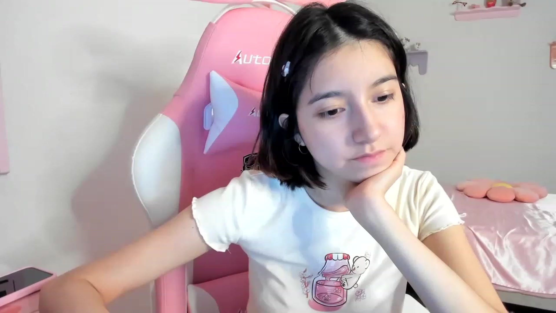Gallery image thumbnail from Cherrycute666's myfreecams stream on, 08/16/2023, 07:18 image 1 of 20