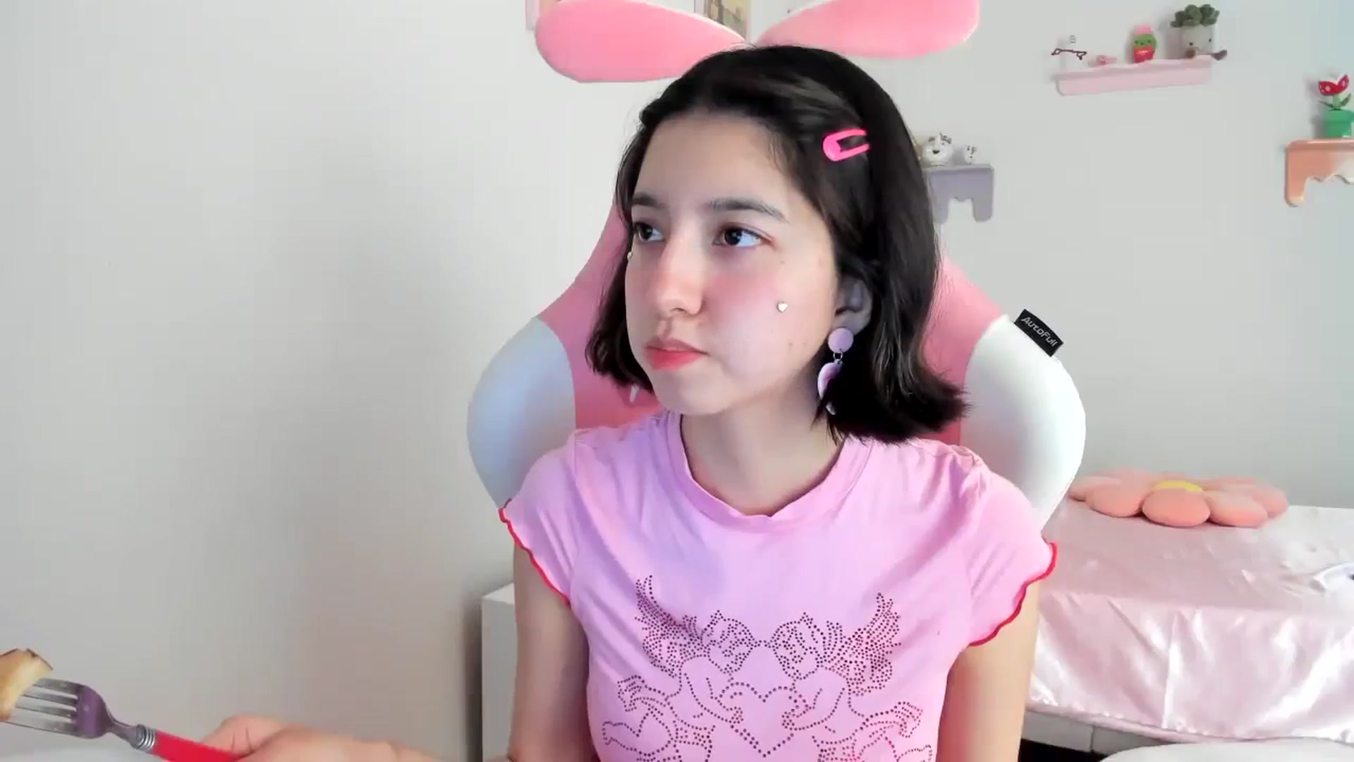 Gallery image thumbnail from Cherrycute666's myfreecams stream on, 08/16/2023, 17:40 image 7 of 20
