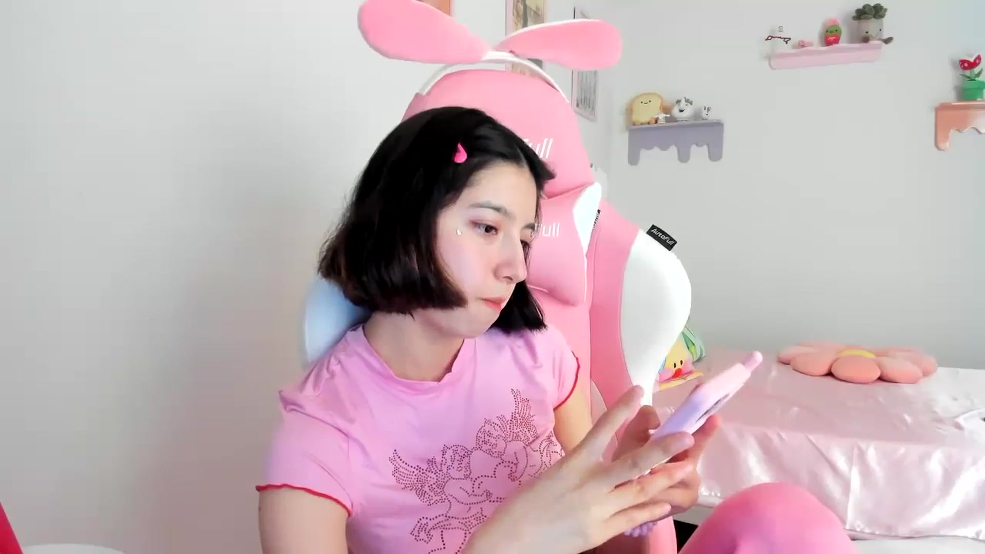 Gallery image thumbnail from Cherrycute666's myfreecams stream on, 08/16/2023, 17:40 image 6 of 20