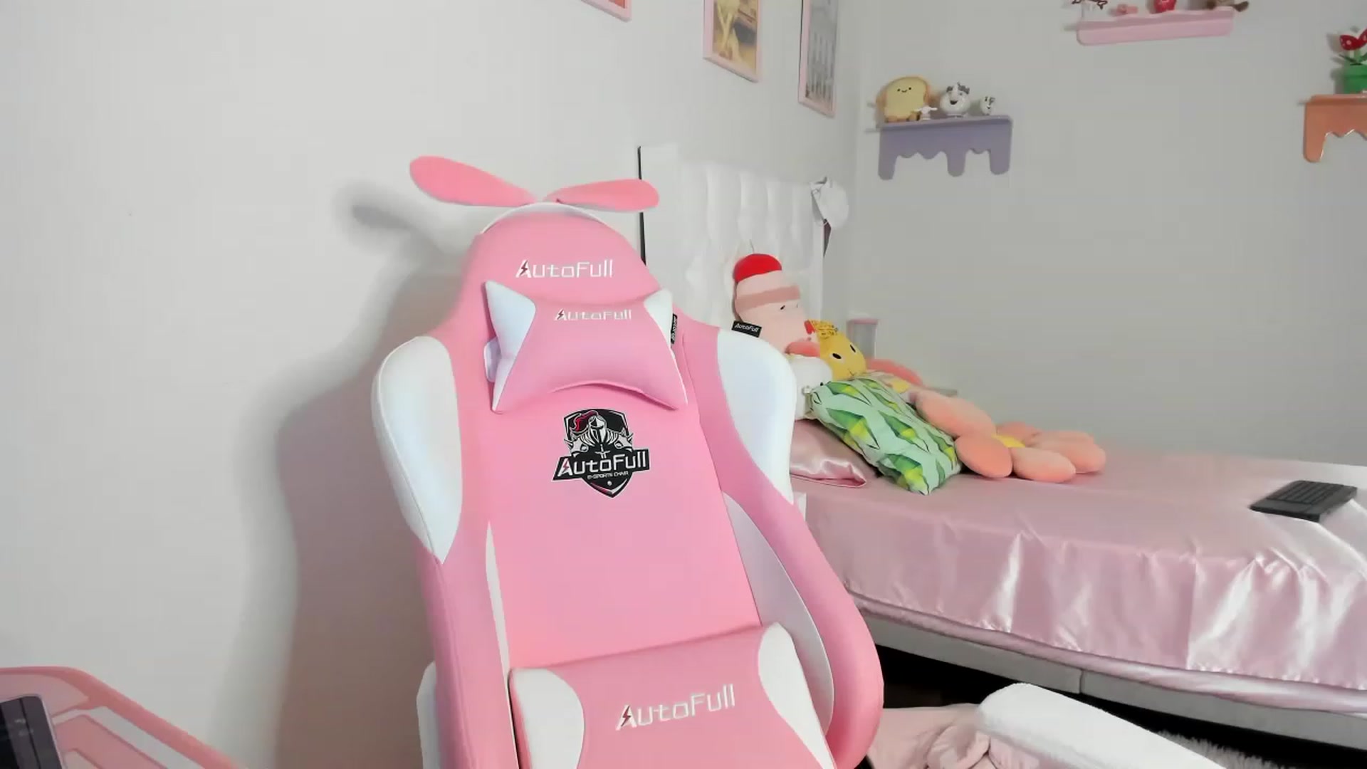 Gallery image thumbnail from Cherrycute666's myfreecams stream on, 08/17/2023, 04:05 image 5 of 20