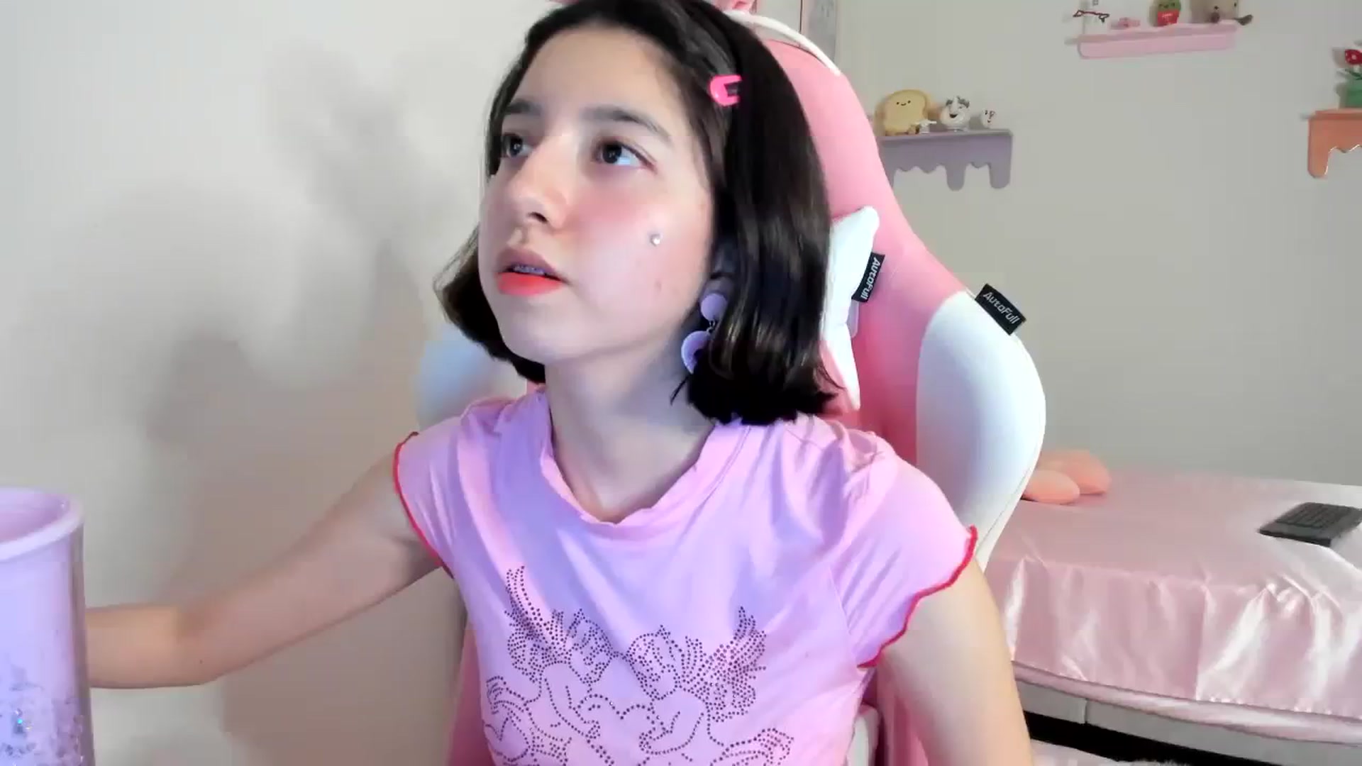 Gallery image thumbnail from Cherrycute666's myfreecams stream on, 08/17/2023, 06:03 image 1 of 20
