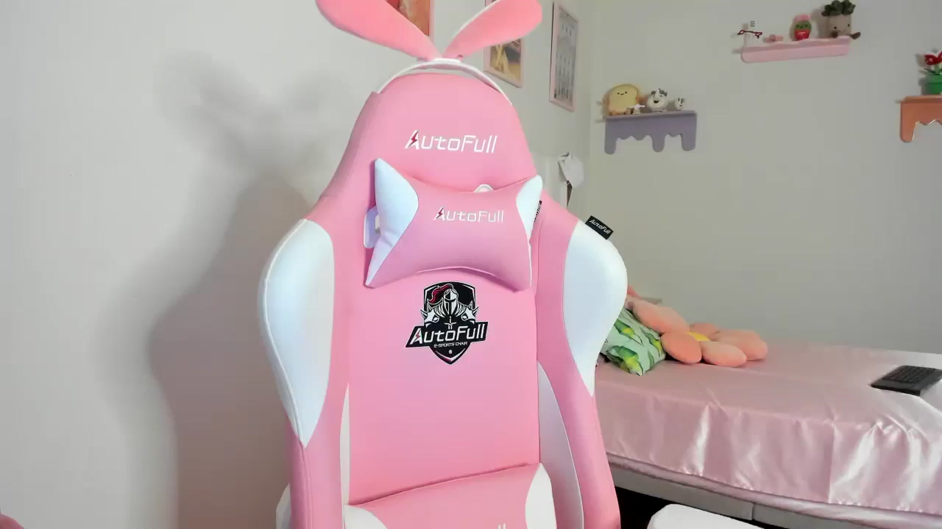 Gallery image thumbnail from Cherrycute666's myfreecams stream on, 08/17/2023, 06:03 image 12 of 20