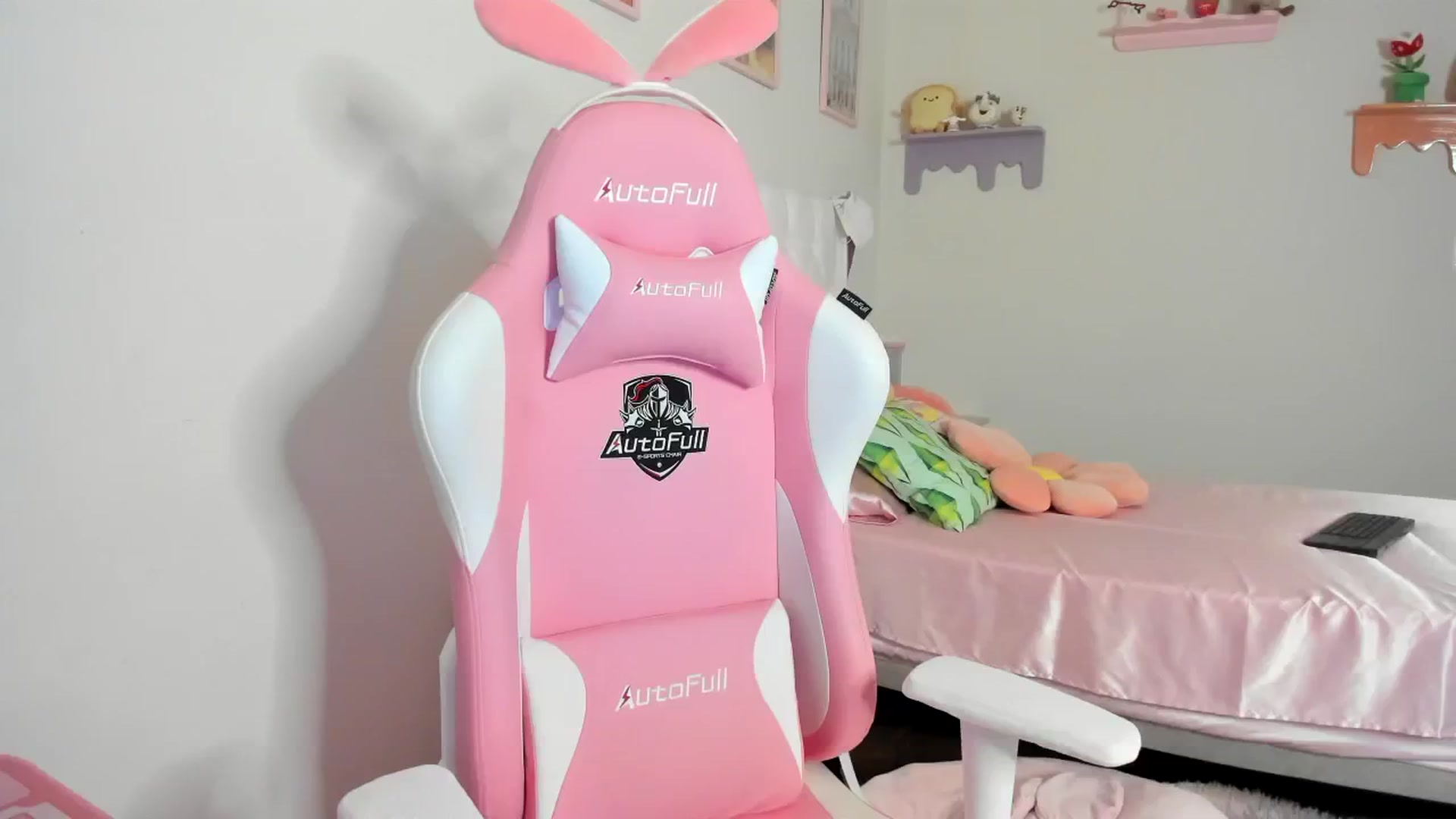 Gallery image thumbnail from Cherrycute666's myfreecams stream on, 08/17/2023, 07:43 image 13 of 20