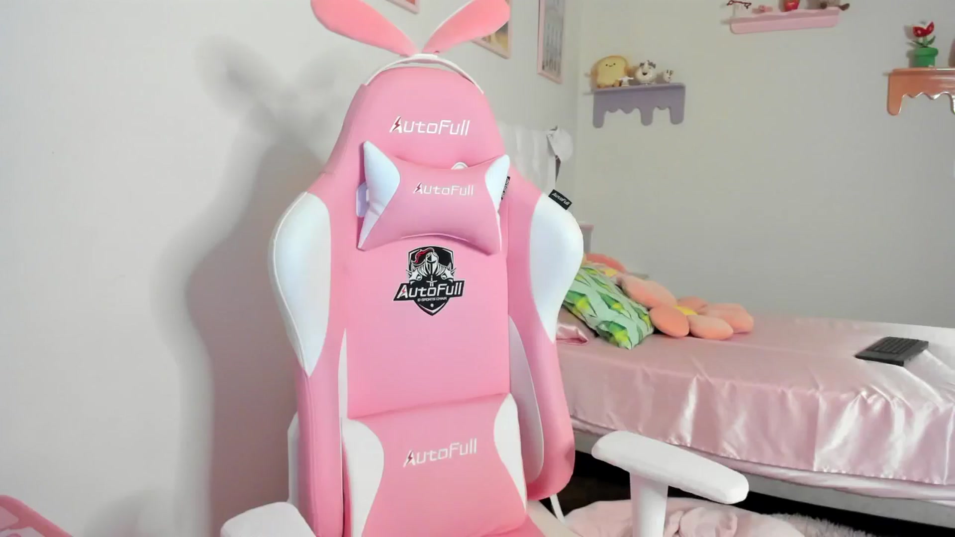 Gallery image thumbnail from Cherrycute666's myfreecams stream on, 08/17/2023, 07:43 image 12 of 20