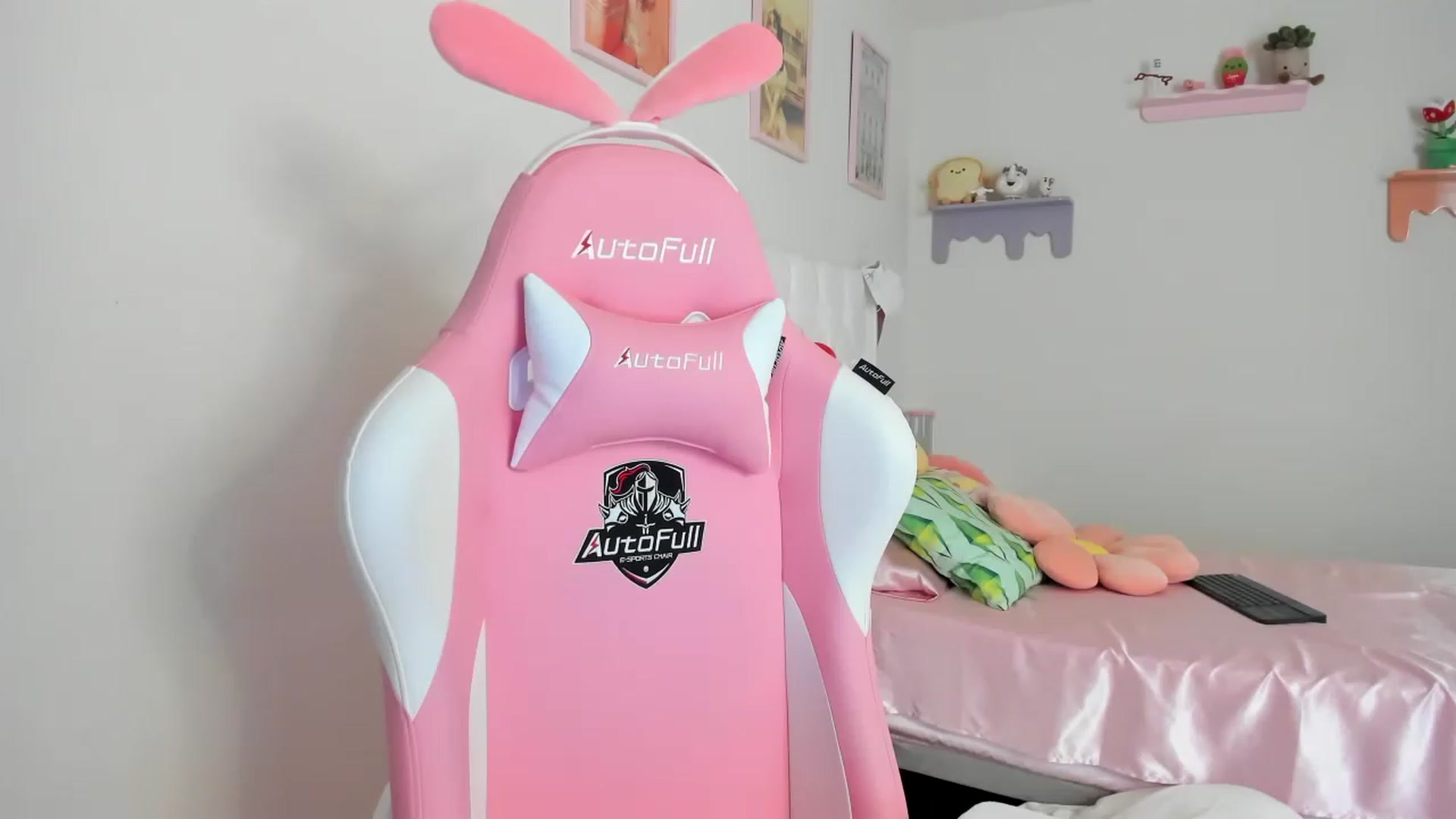 Gallery image thumbnail from Cherrycute666's myfreecams stream on, 08/17/2023, 18:55 image 5 of 20