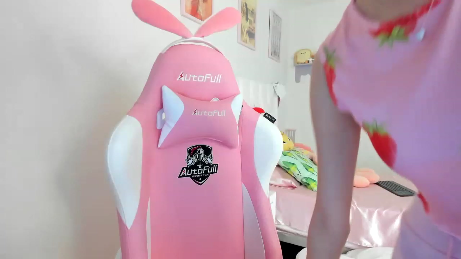 Gallery image thumbnail from Cherrycute666's myfreecams stream on, 08/17/2023, 18:55 image 10 of 20