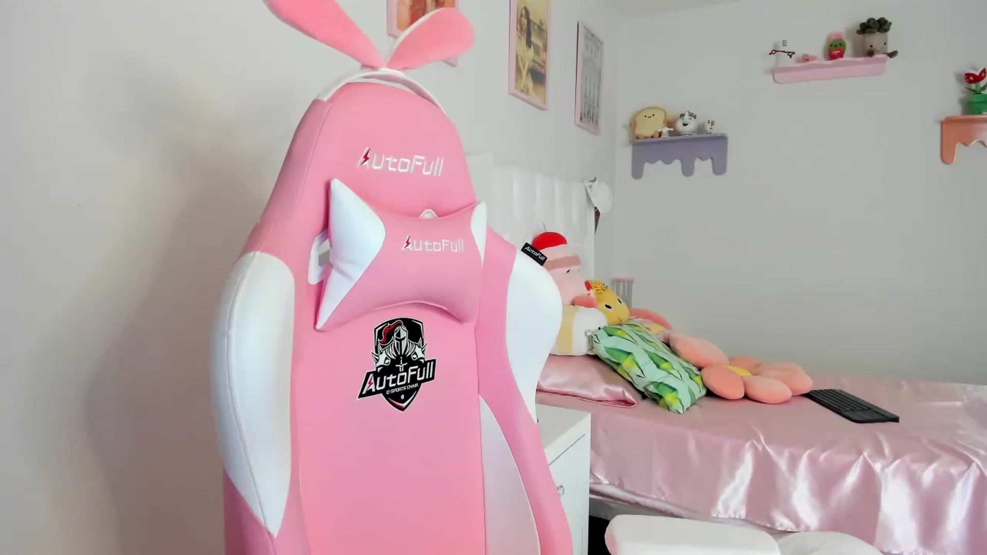 Gallery image thumbnail from Cherrycute666's myfreecams stream on, 08/17/2023, 18:55 image 3 of 20
