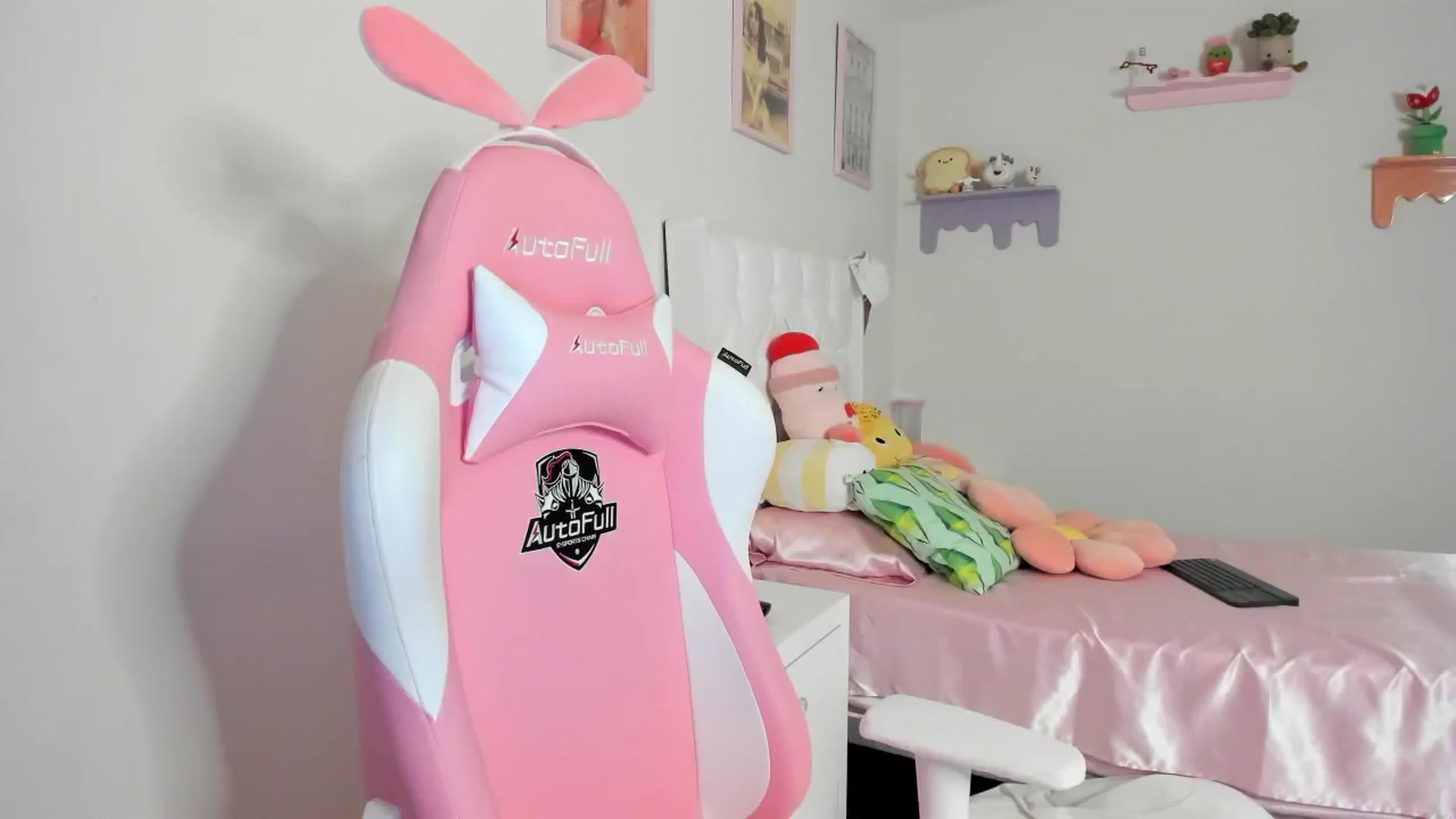 Gallery image thumbnail from Cherrycute666's myfreecams stream on, 08/17/2023, 22:10 image 18 of 20