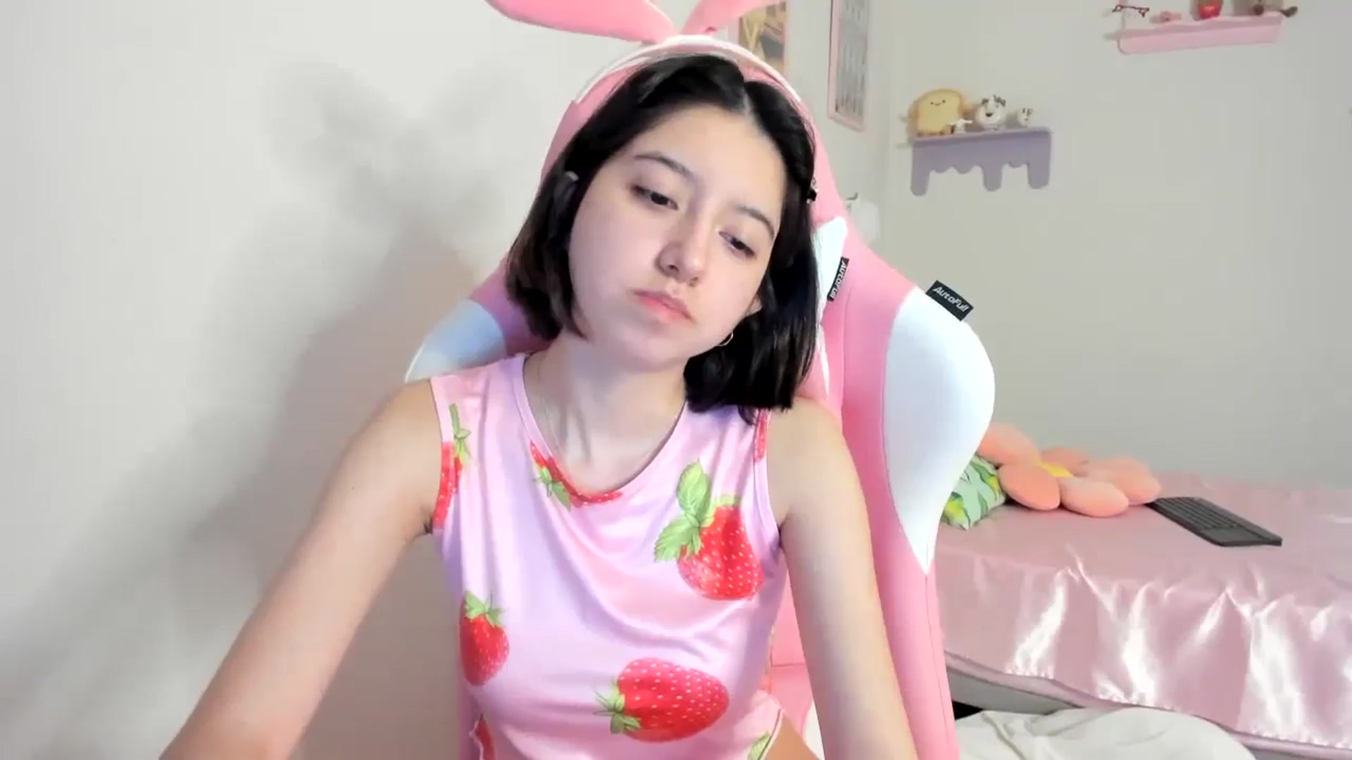 Gallery image thumbnail from Cherrycute666's myfreecams stream on, 08/17/2023, 22:10 image 6 of 20
