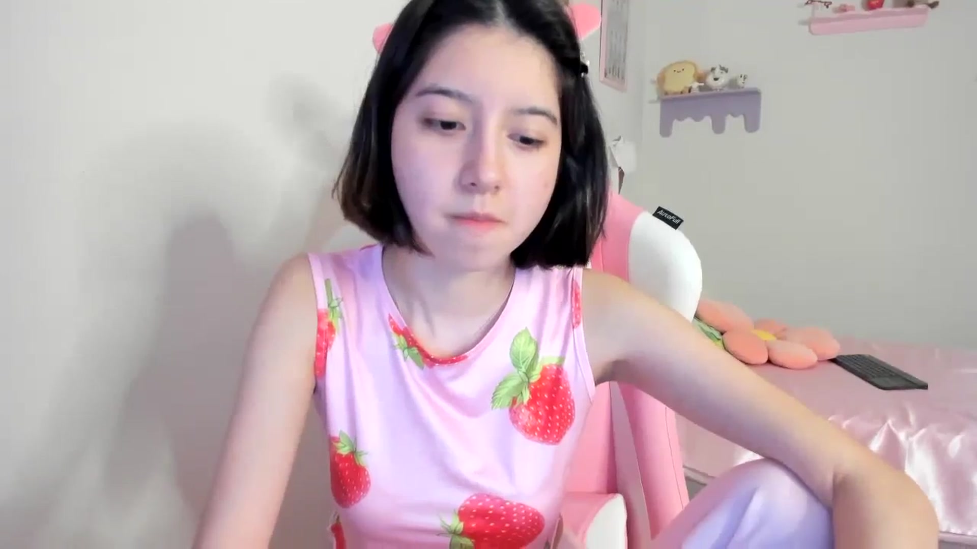 Gallery image thumbnail from Cherrycute666's myfreecams stream on, 08/17/2023, 22:10 image 7 of 20