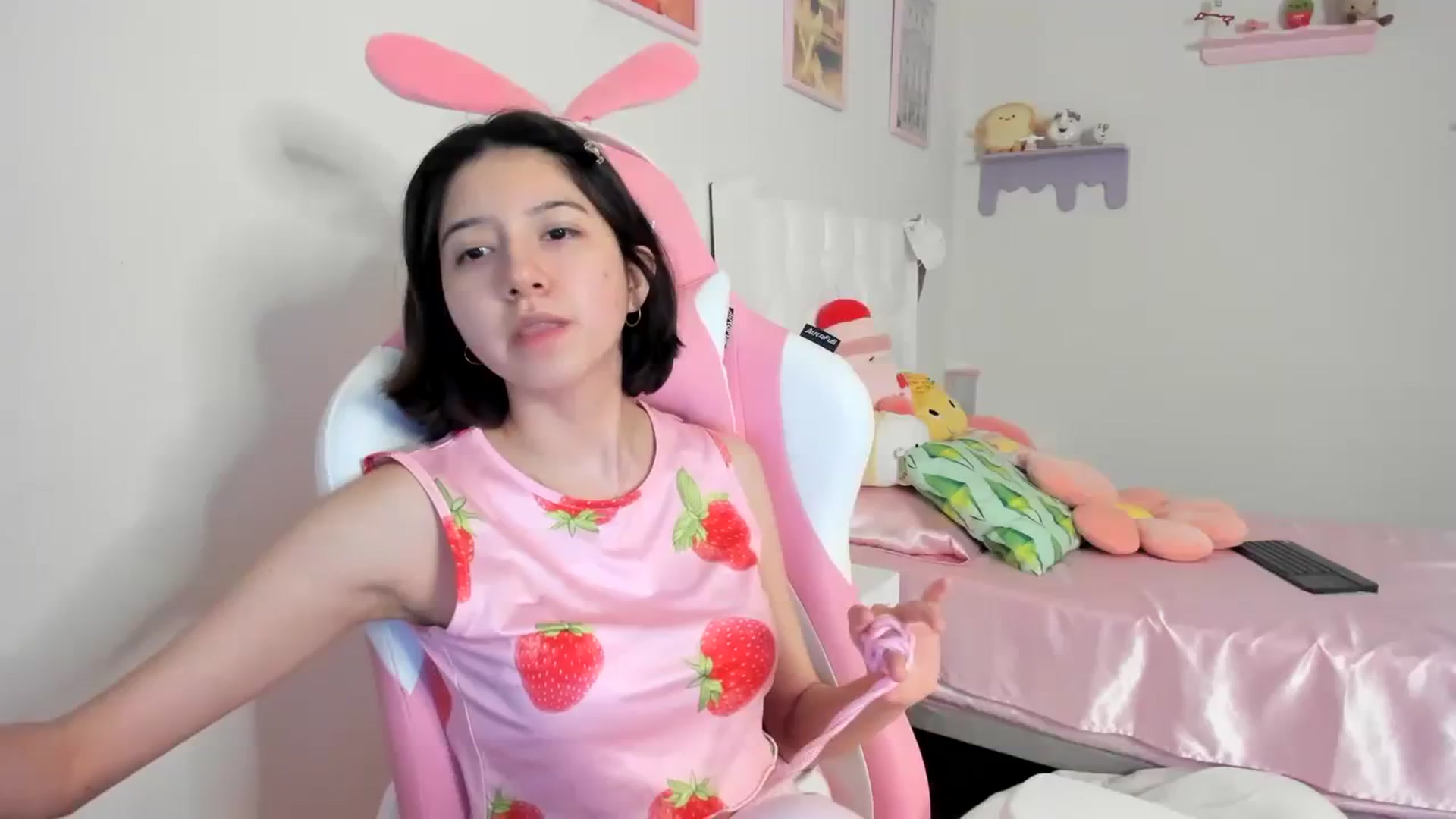 Gallery image thumbnail from Cherrycute666's myfreecams stream on, 08/17/2023, 22:10 image 8 of 20