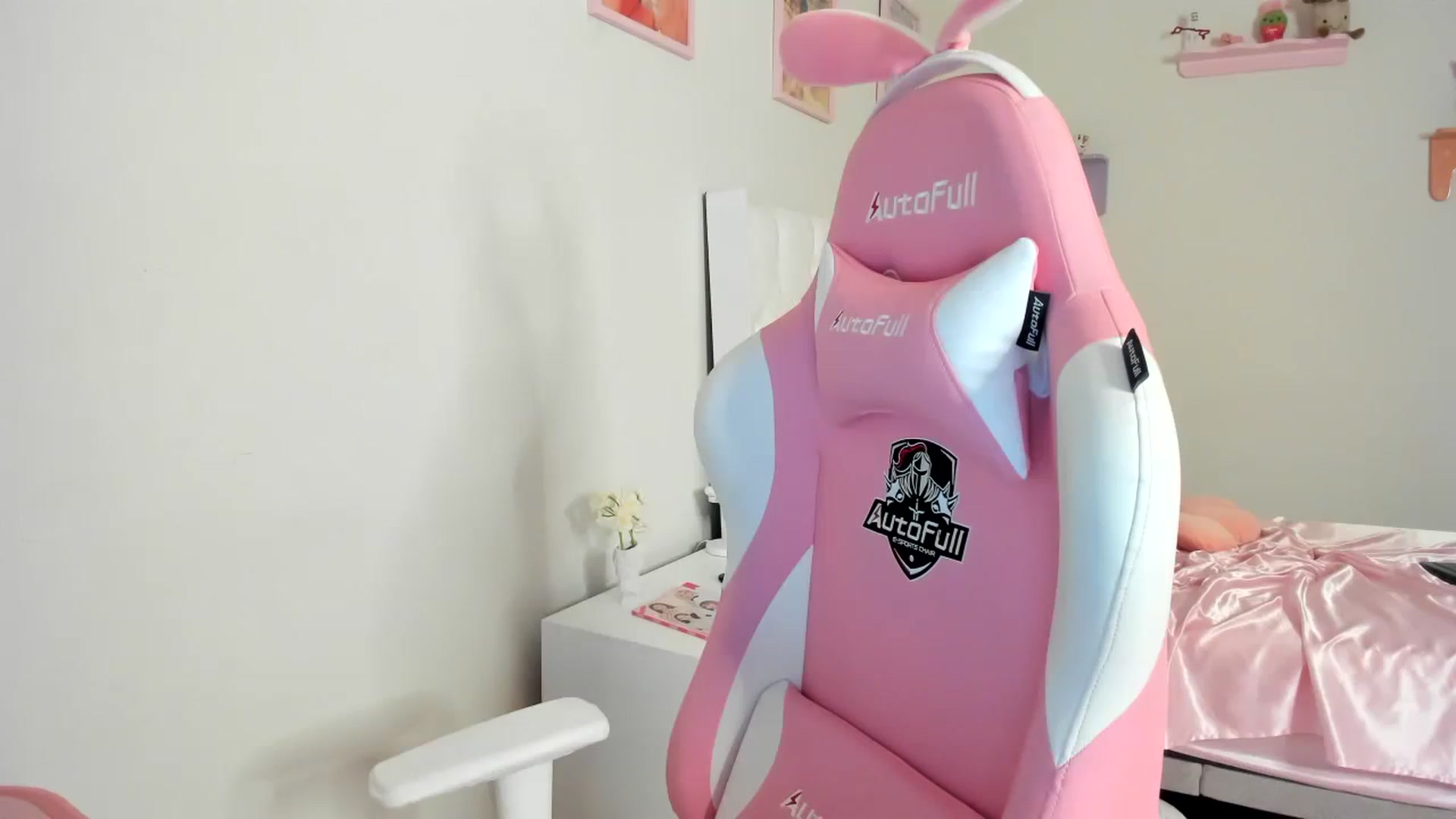 Gallery image thumbnail from Cherrycute666's myfreecams stream on, 08/18/2023, 06:45 image 9 of 20