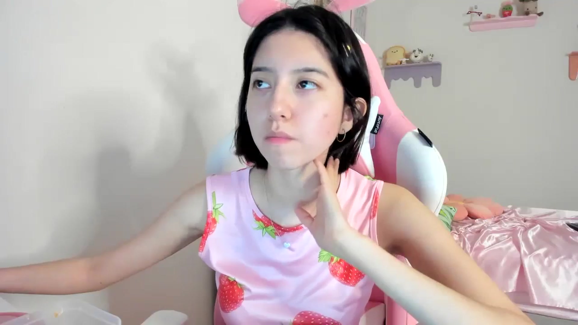 Gallery image thumbnail from Cherrycute666's myfreecams stream on, 08/18/2023, 06:45 image 13 of 20