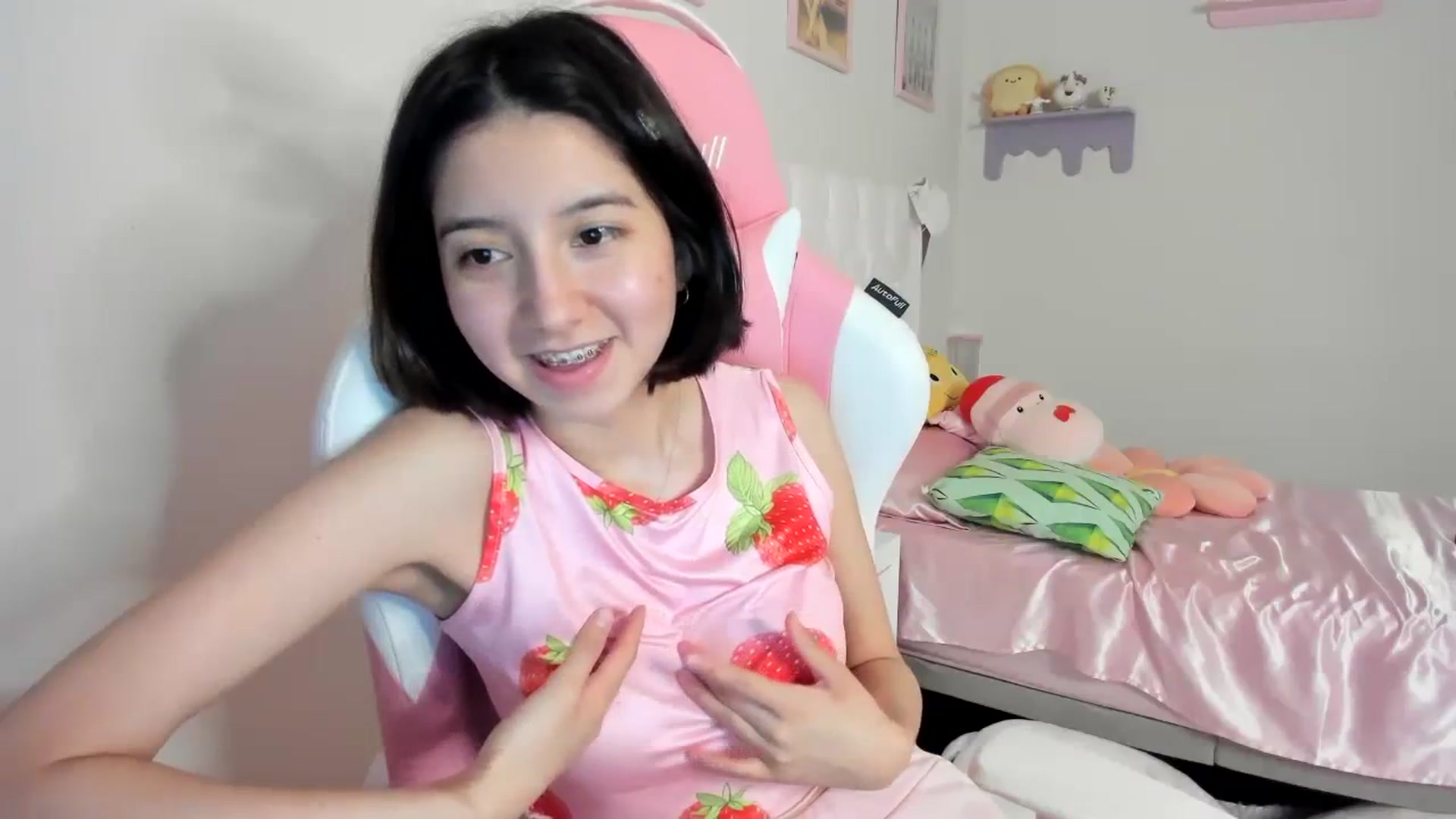 Gallery image thumbnail from Cherrycute666's myfreecams stream on, 08/18/2023, 06:45 image 4 of 20