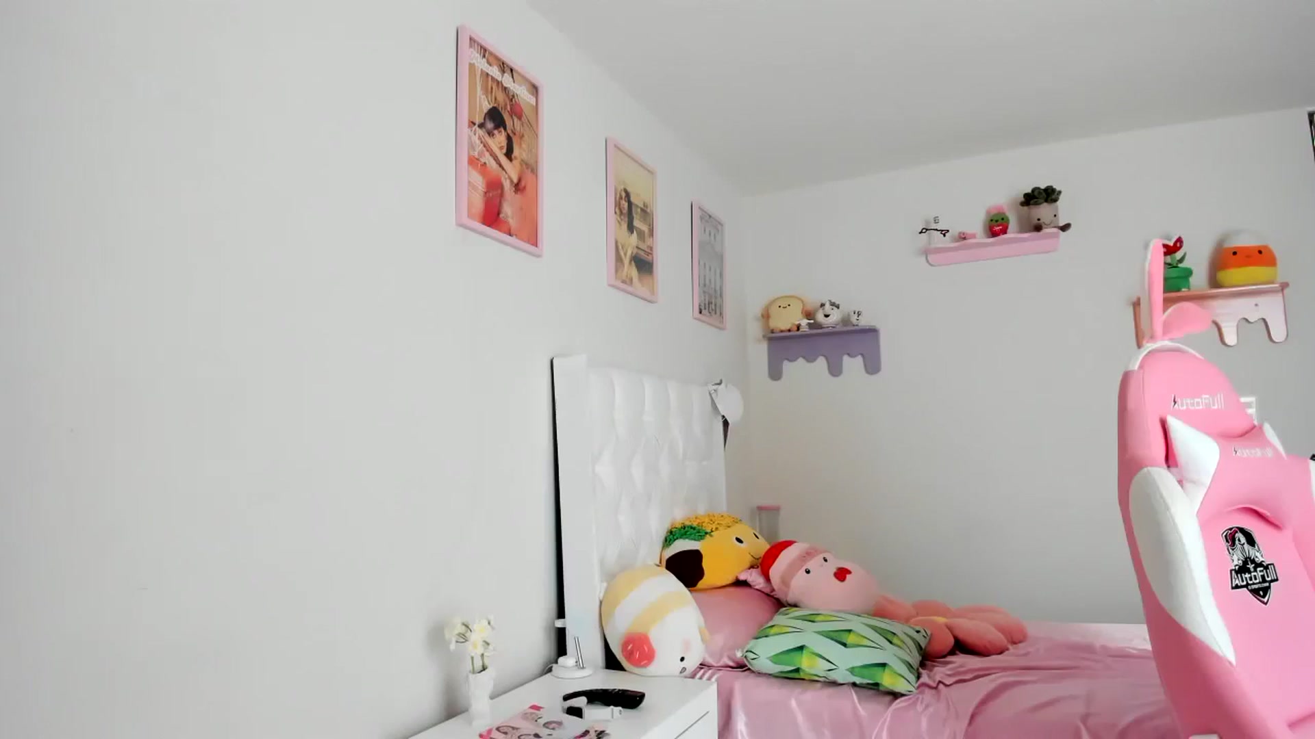 Gallery image thumbnail from Cherrycute666's myfreecams stream on, 08/19/2023, 24:07 image 8 of 20