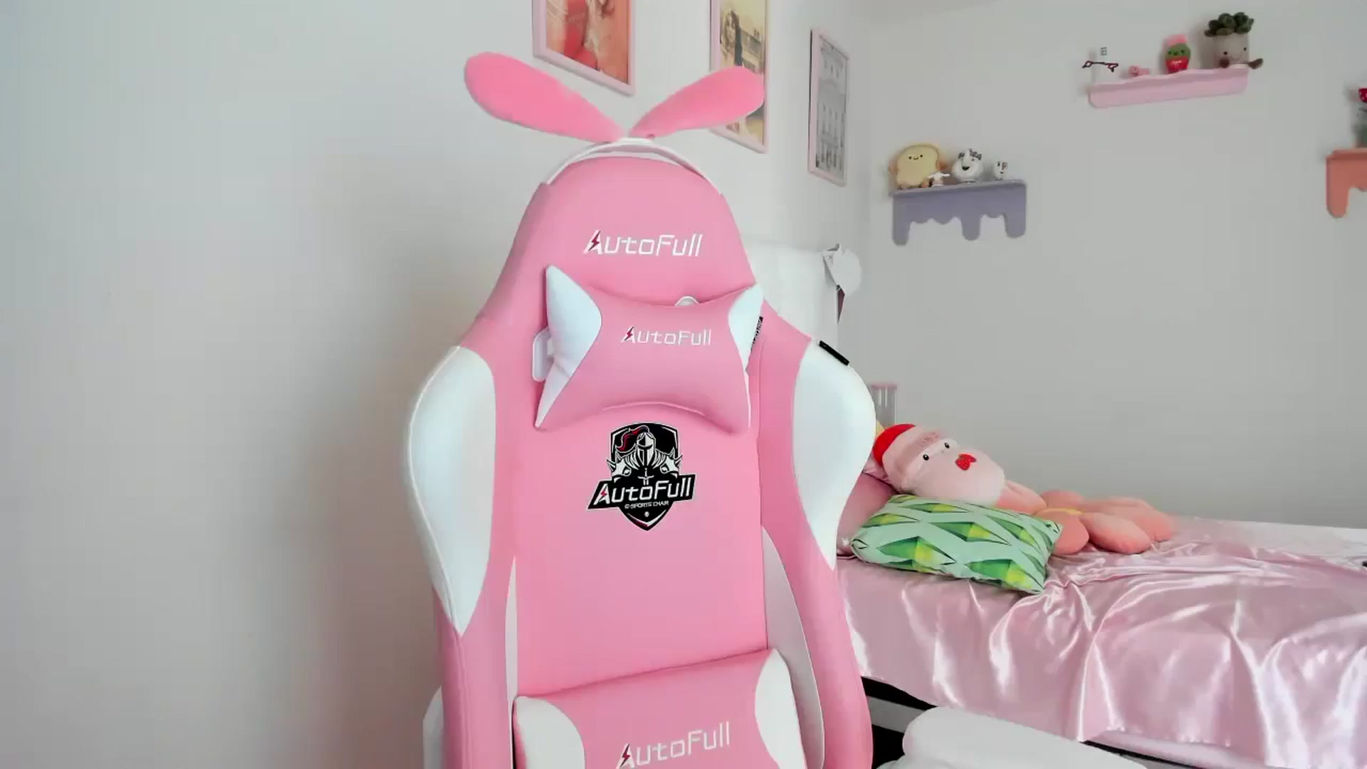 Gallery image thumbnail from Cherrycute666's myfreecams stream on, 08/19/2023, 24:07 image 1 of 20