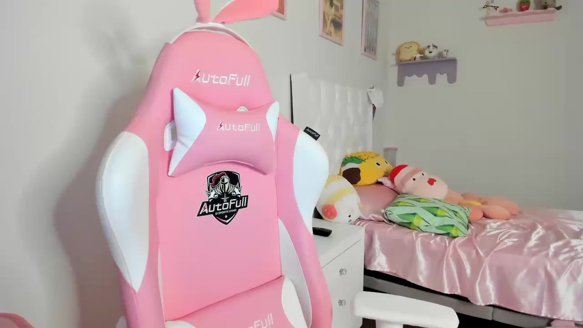 Gallery image thumbnail from Cherrycute666's myfreecams stream on, 08/19/2023, 02:00 image 7 of 20