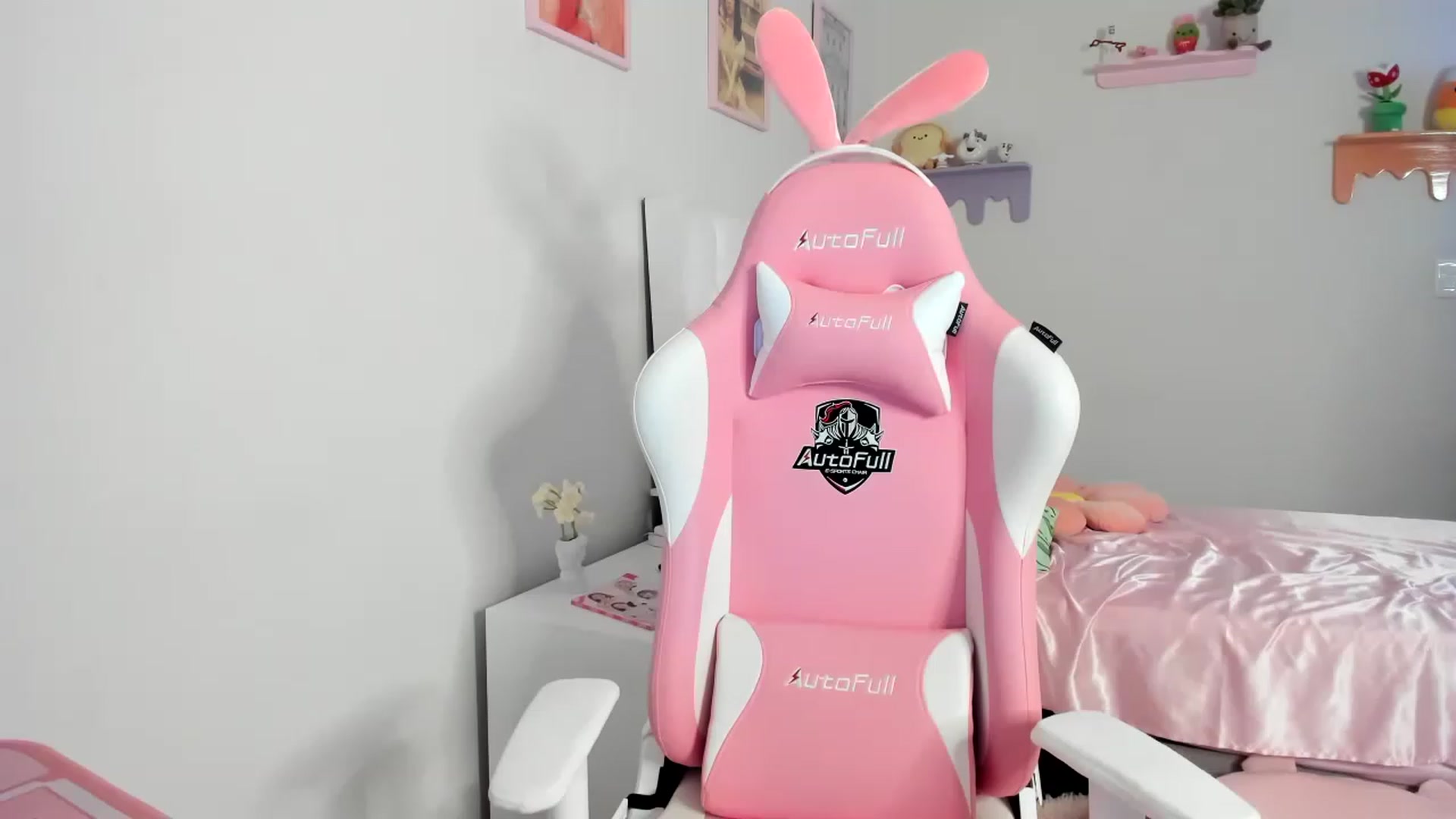 Gallery image thumbnail from Cherrycute666's myfreecams stream on, 08/19/2023, 02:00 image 13 of 20