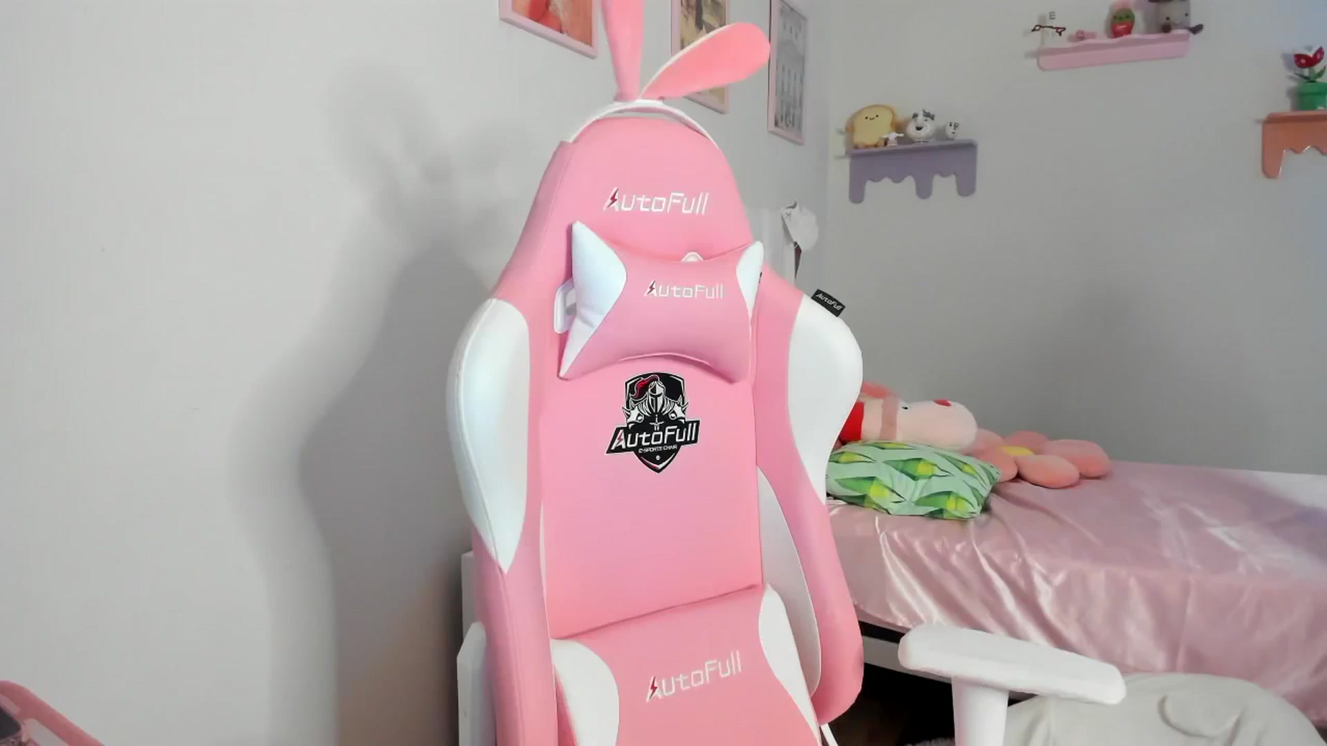 Gallery image thumbnail from Cherrycute666's myfreecams stream on, 08/19/2023, 07:03 image 7 of 20