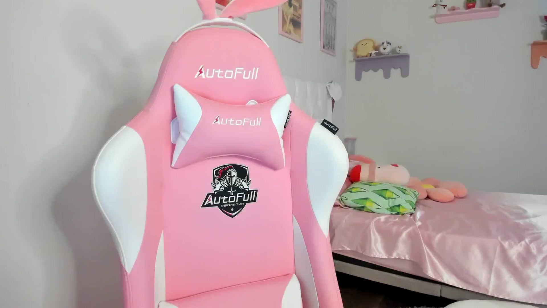 Gallery image thumbnail from Cherrycute666's myfreecams stream on, 08/19/2023, 09:25 image 9 of 20
