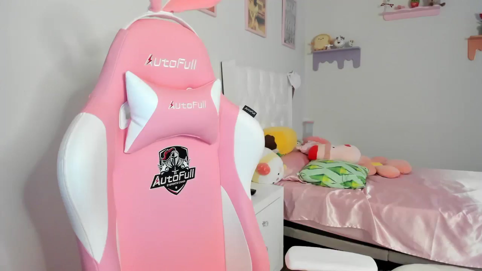 Gallery image thumbnail from Cherrycute666's myfreecams stream on, 08/19/2023, 09:25 image 13 of 20