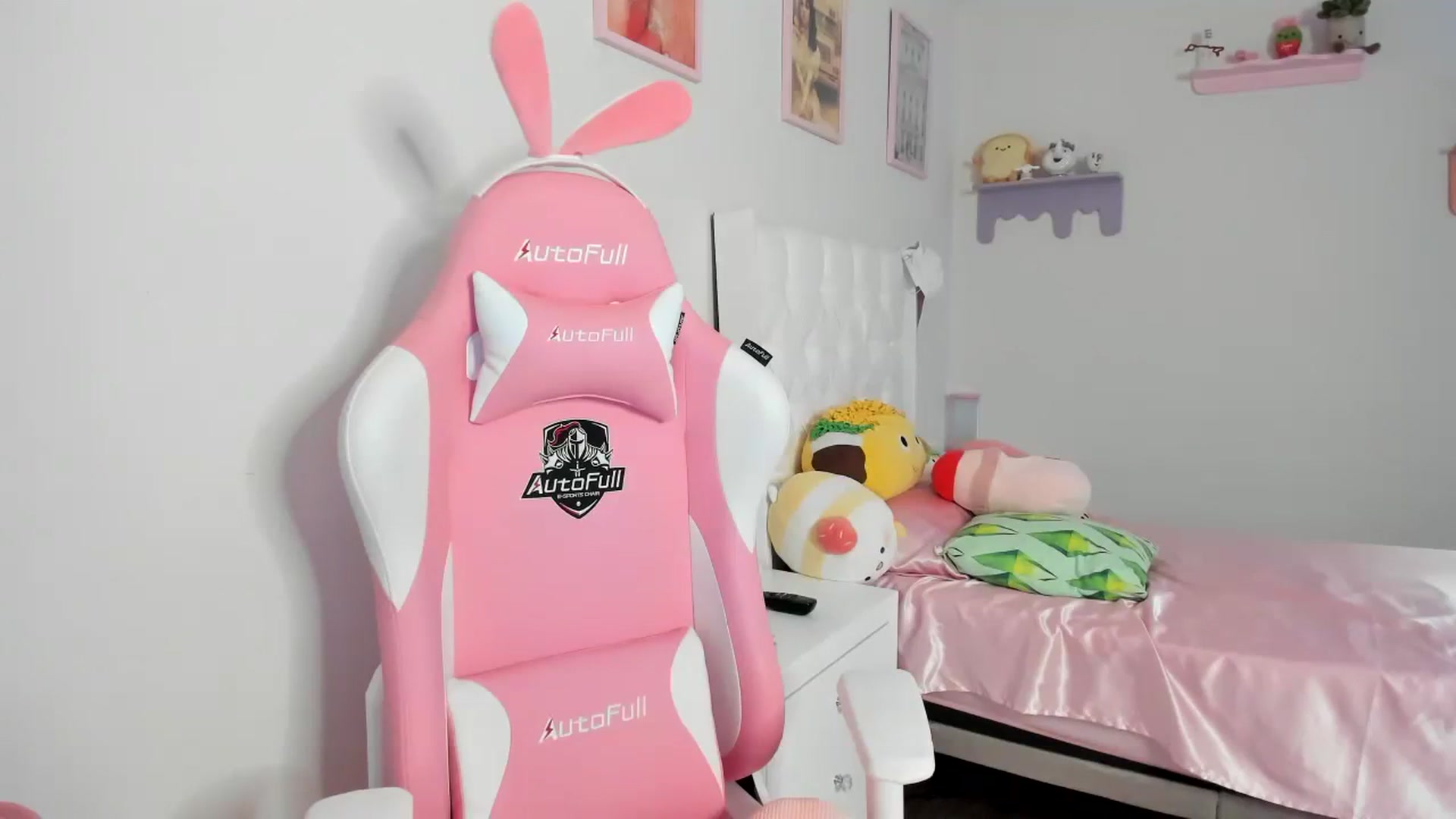 Gallery image thumbnail from Cherrycute666's myfreecams stream on, 08/20/2023, 03:07 image 2 of 20