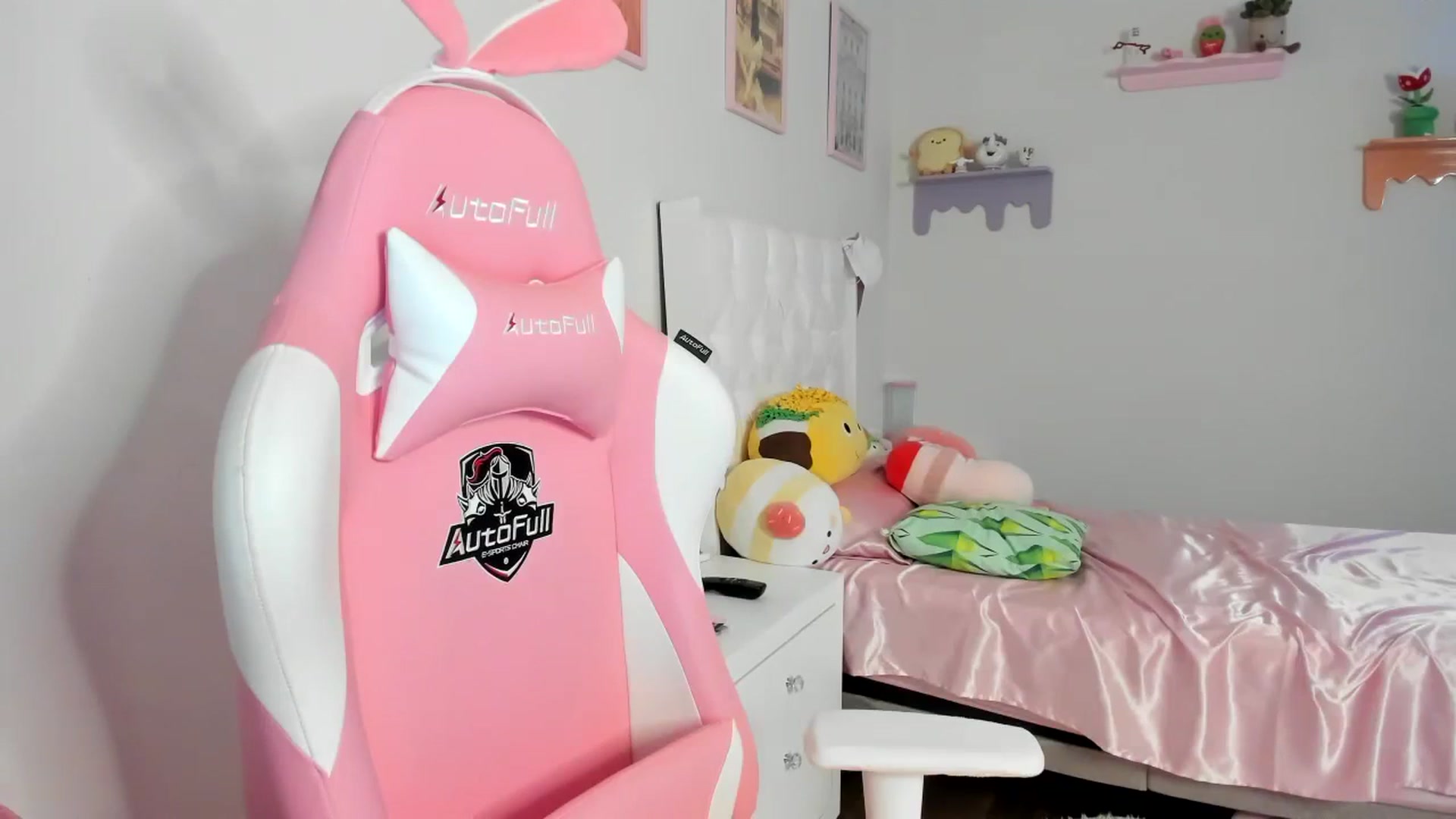 Gallery image thumbnail from Cherrycute666's myfreecams stream on, 08/20/2023, 06:03 image 10 of 20