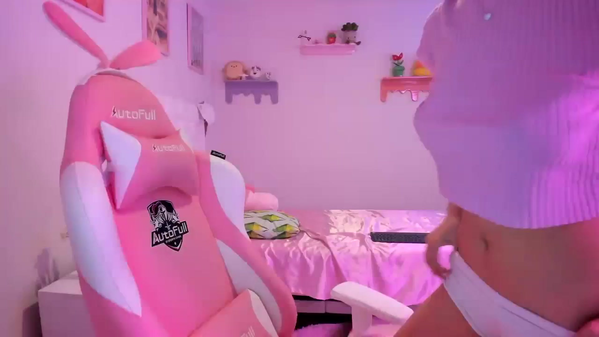 Gallery image thumbnail from Cherrycute666's myfreecams stream on, 08/20/2023, 07:15 image 1 of 20