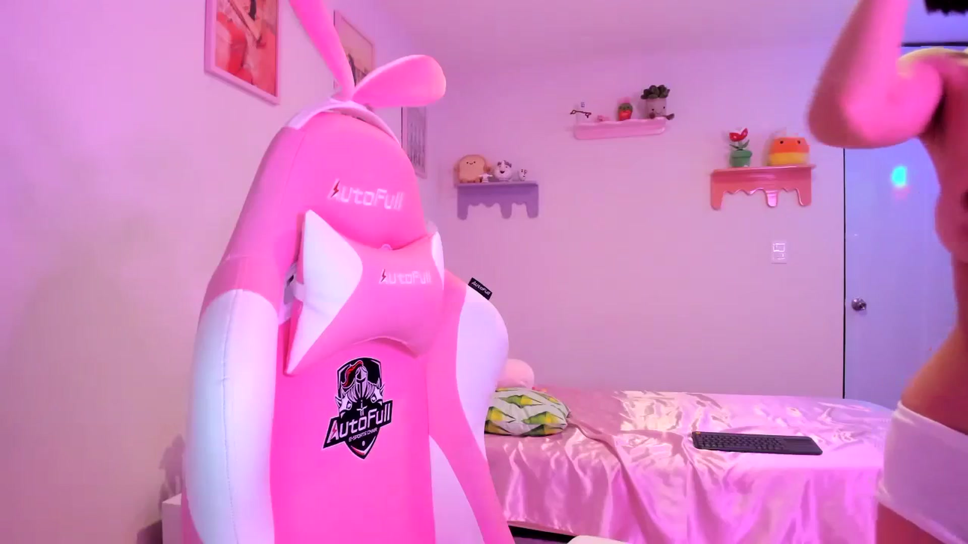 Gallery image thumbnail from Cherrycute666's myfreecams stream on, 08/20/2023, 07:15 image 12 of 20