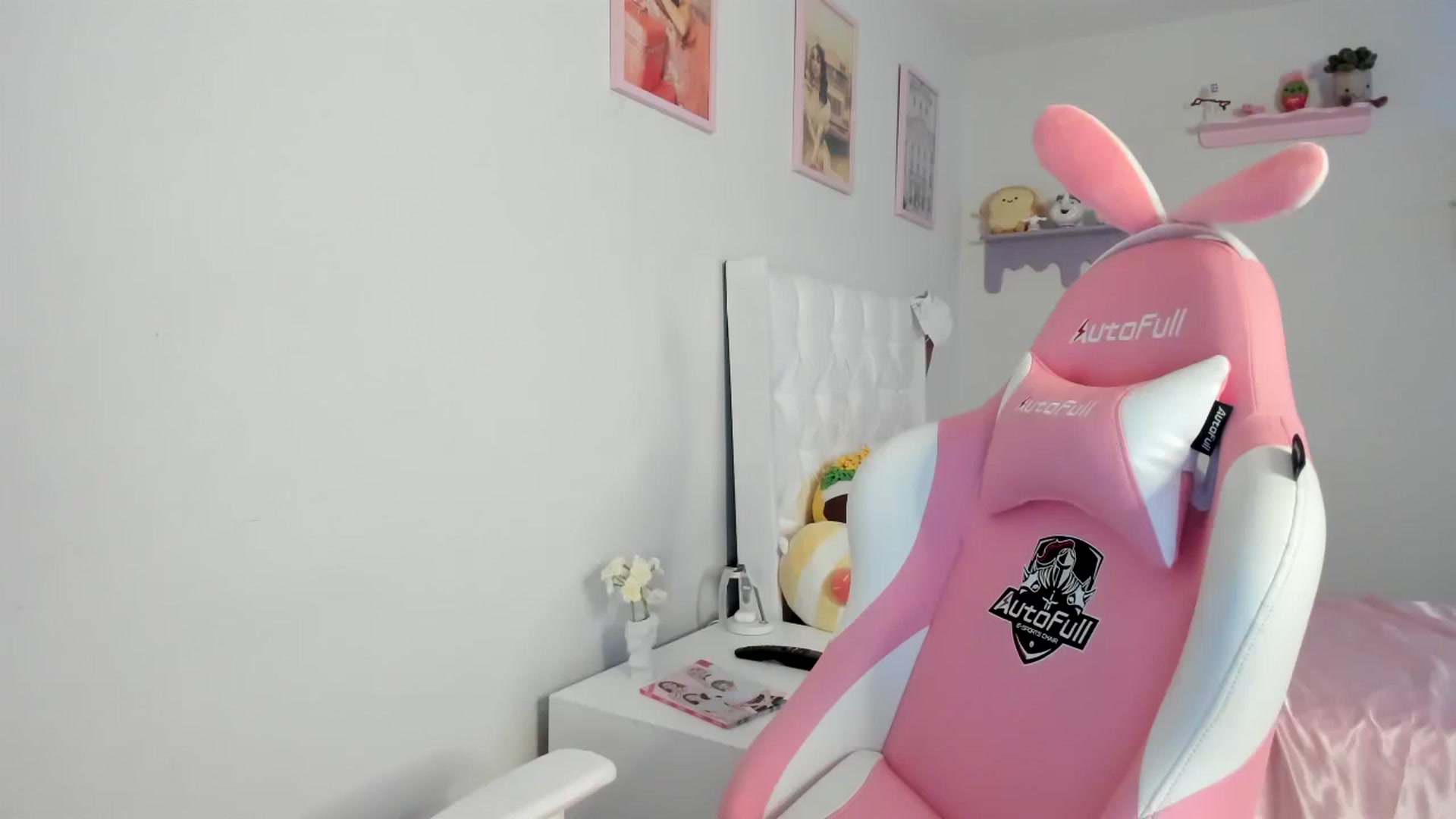 Gallery image thumbnail from Cherrycute666's myfreecams stream on, 08/21/2023, 07:02 image 3 of 20