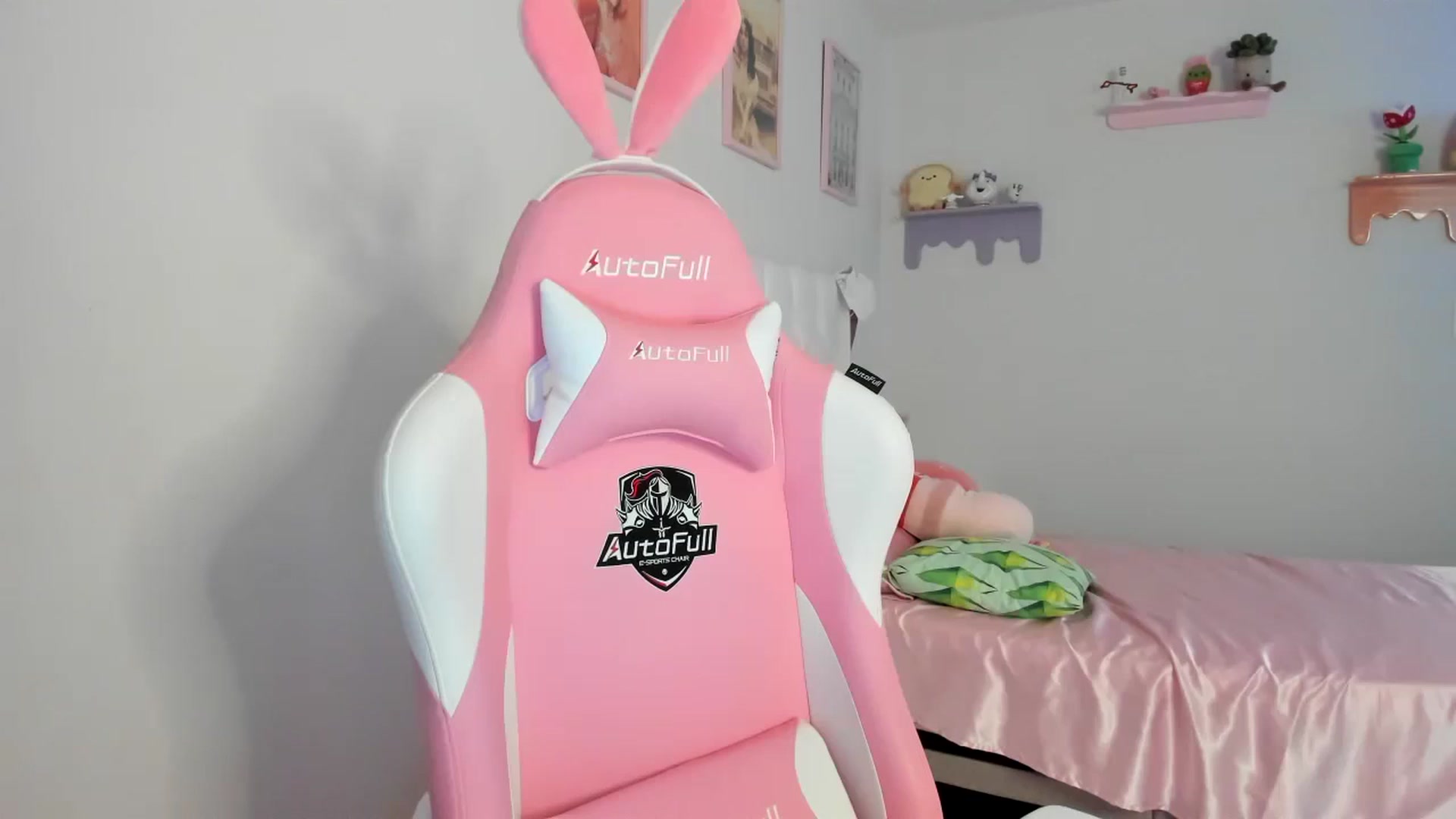 Gallery image thumbnail from Cherrycute666's myfreecams stream on, 08/21/2023, 23:06 image 7 of 20