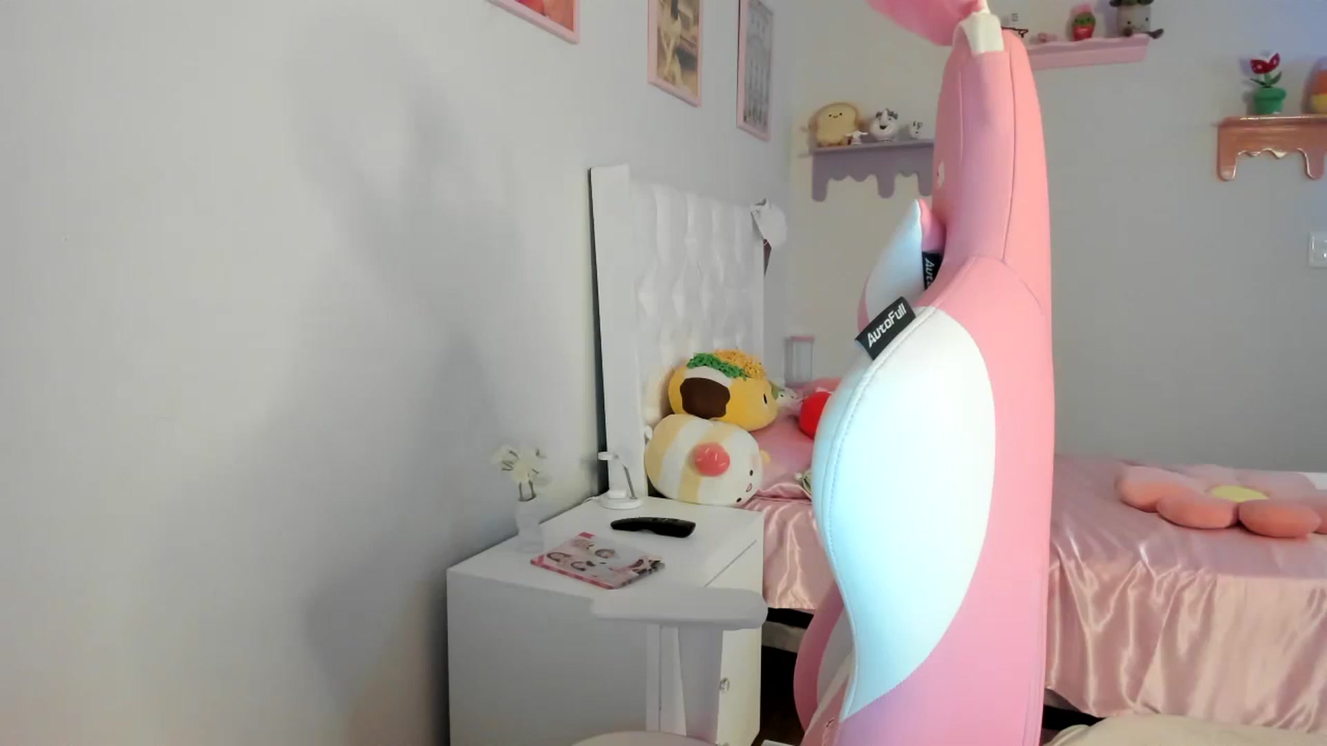 Gallery image thumbnail from Cherrycute666's myfreecams stream on, 08/22/2023, 24:01 image 4 of 20