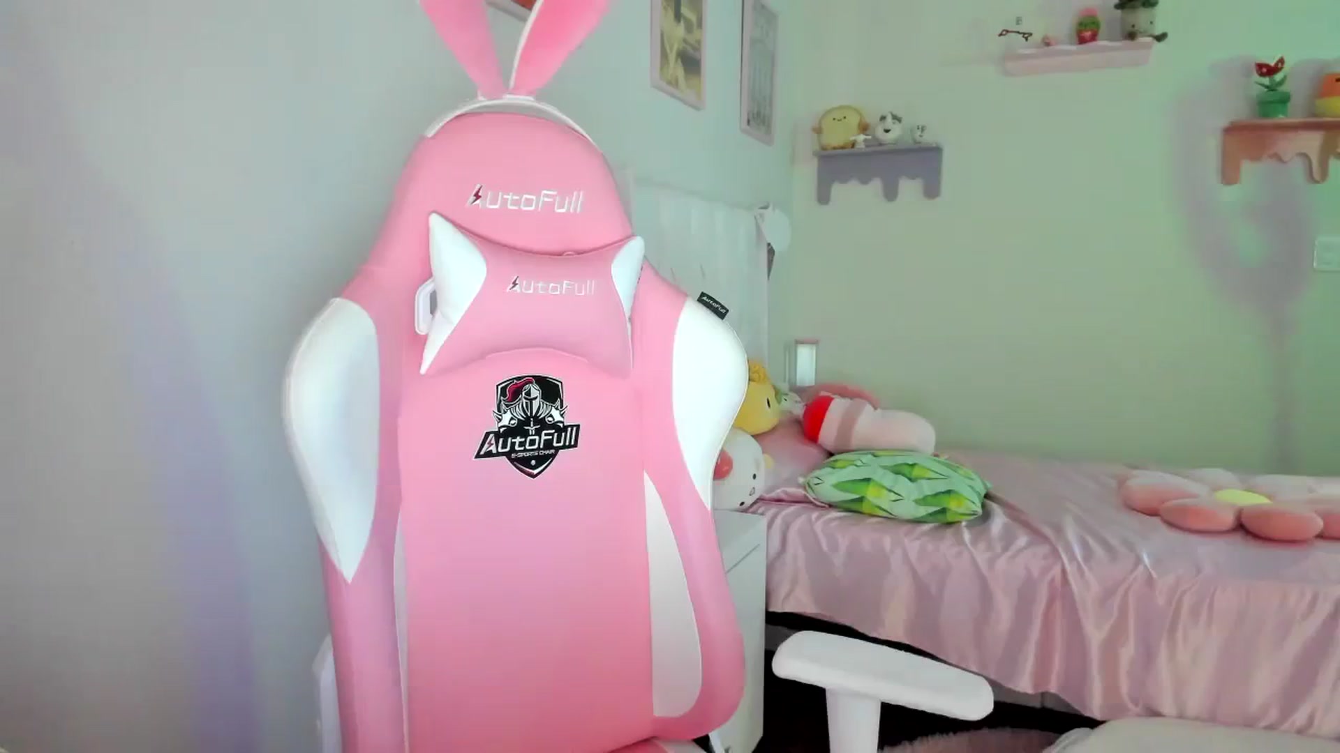 Gallery image thumbnail from Cherrycute666's myfreecams stream on, 08/22/2023, 01:19 image 6 of 20
