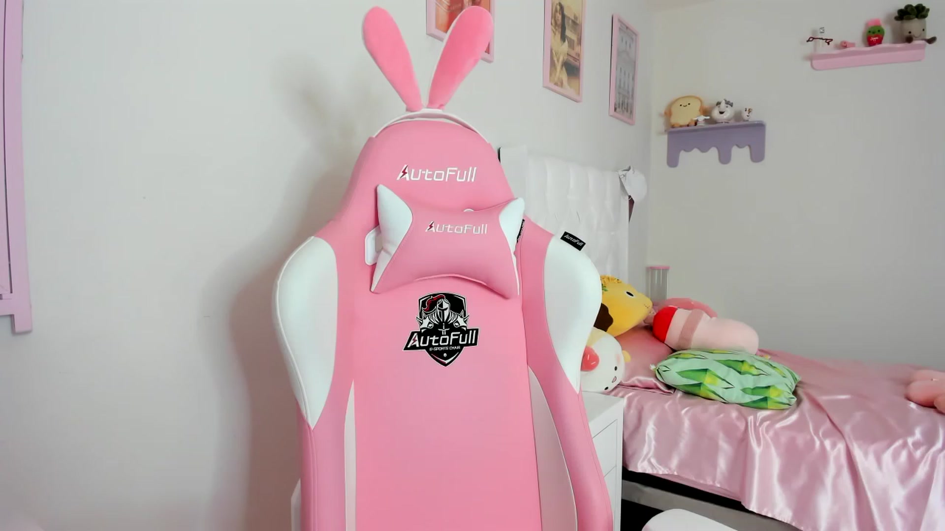 Gallery image thumbnail from Cherrycute666's myfreecams stream on, 08/22/2023, 18:46 image 7 of 20