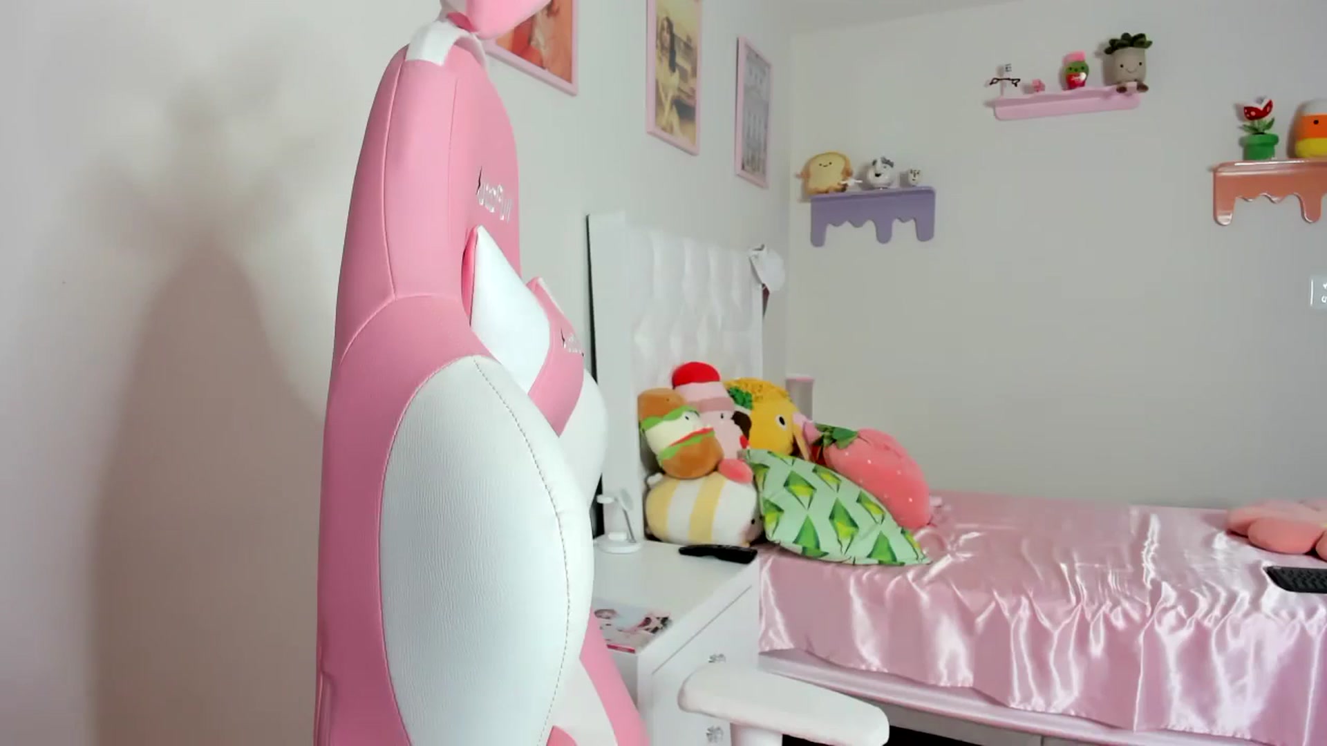 Gallery image thumbnail from Cherrycute666's myfreecams stream on, 08/24/2023, 06:59 image 13 of 20
