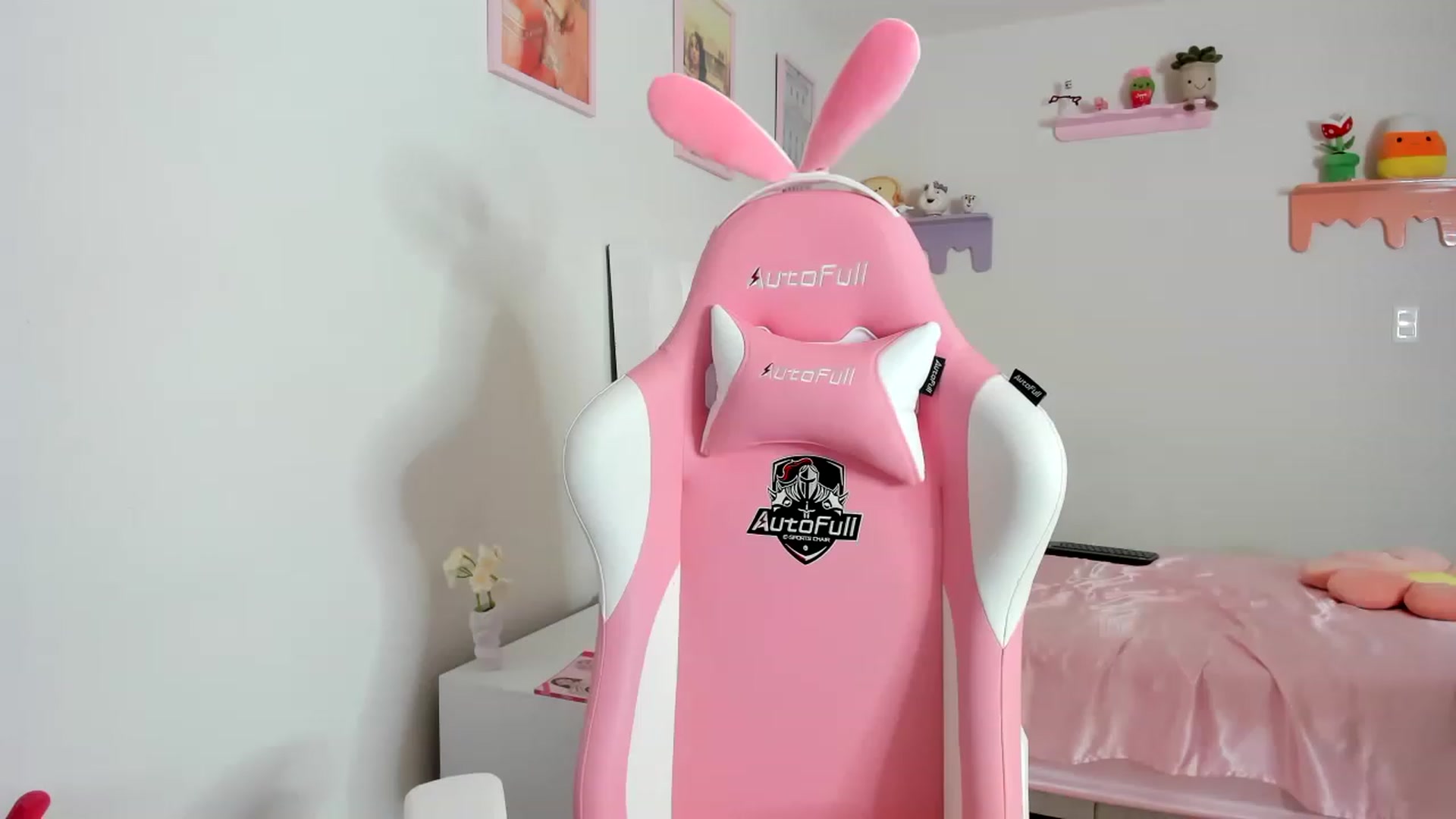 Gallery image thumbnail from Cherrycute666's myfreecams stream on, 08/25/2023, 19:16 image 13 of 20