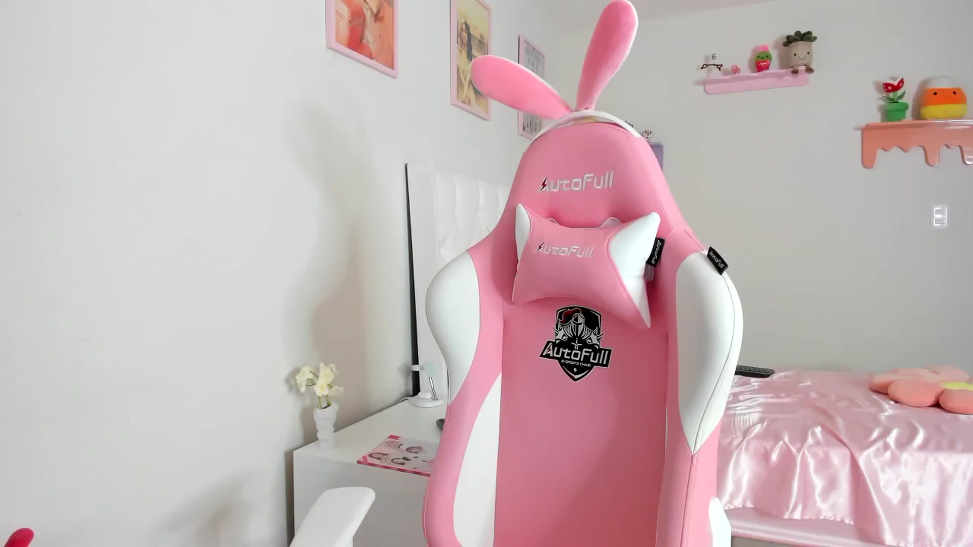 Gallery image thumbnail from Cherrycute666's myfreecams stream on, 08/25/2023, 19:16 image 14 of 20